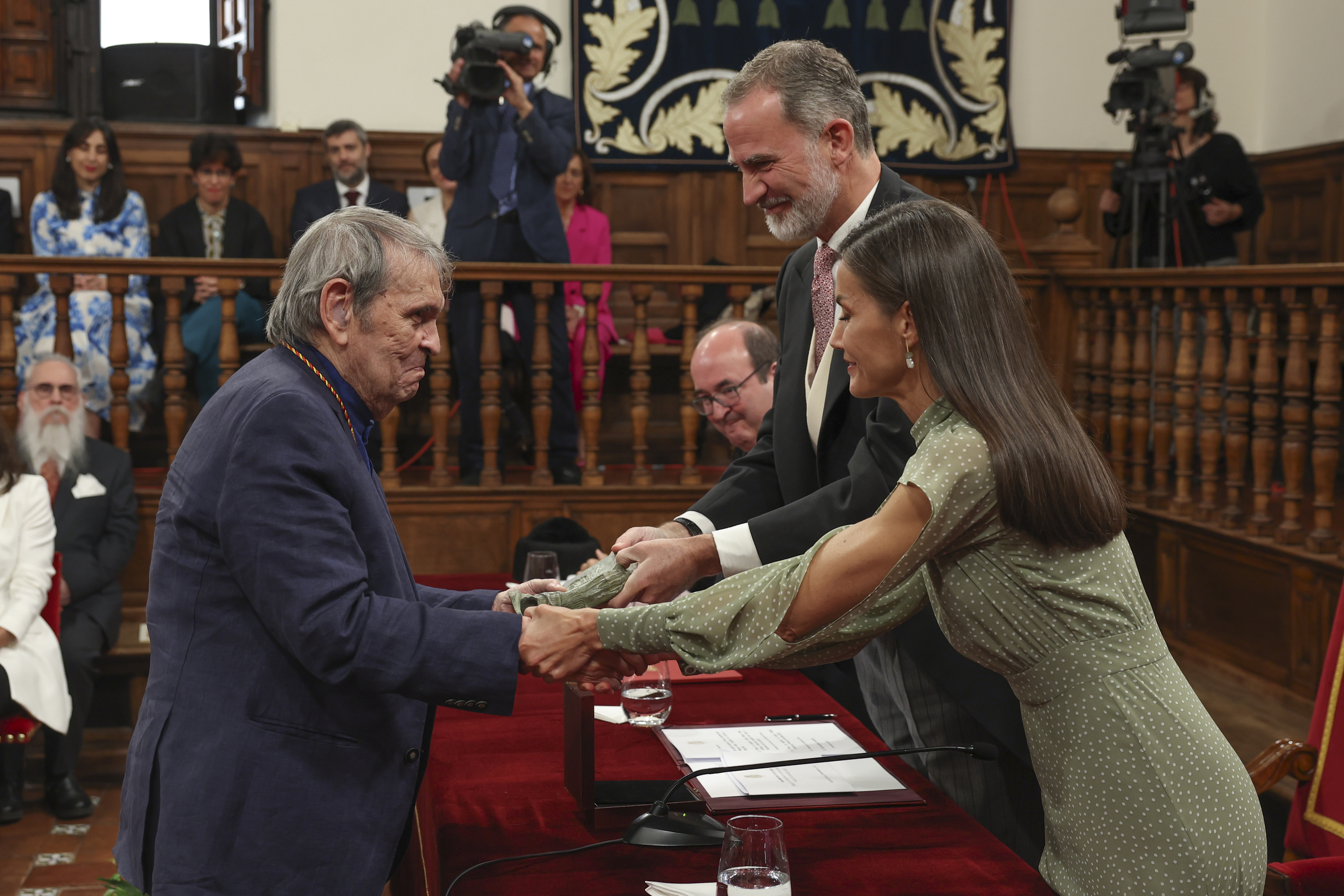 Rafael Cadenas, felicitado por el rey Felipe VI y la reina Letizia al recibir el Premio Cervantes.