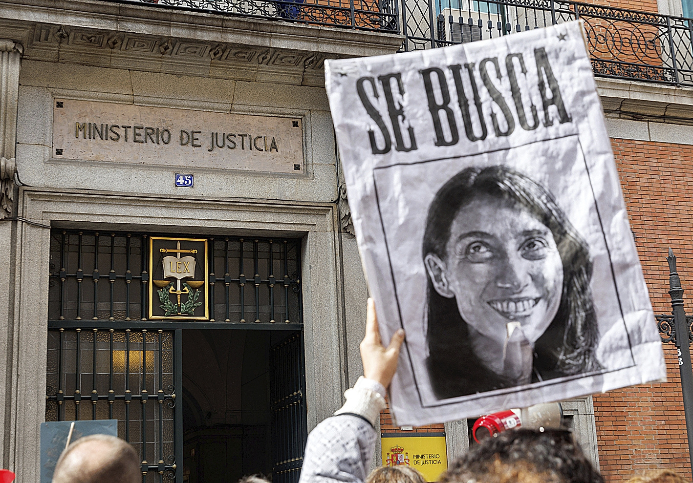 Un letrado de la Administracin de Justicia sujeta un cartel con la cara de la ministra Pilar Llop.