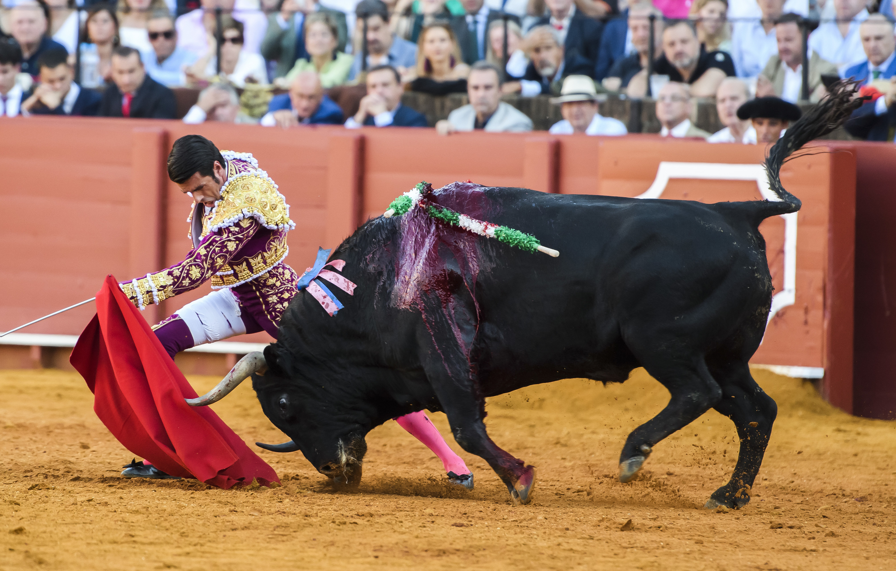 Emilio de Justo se dobla con el gran toro de Matilla lidiado en tercer lugar