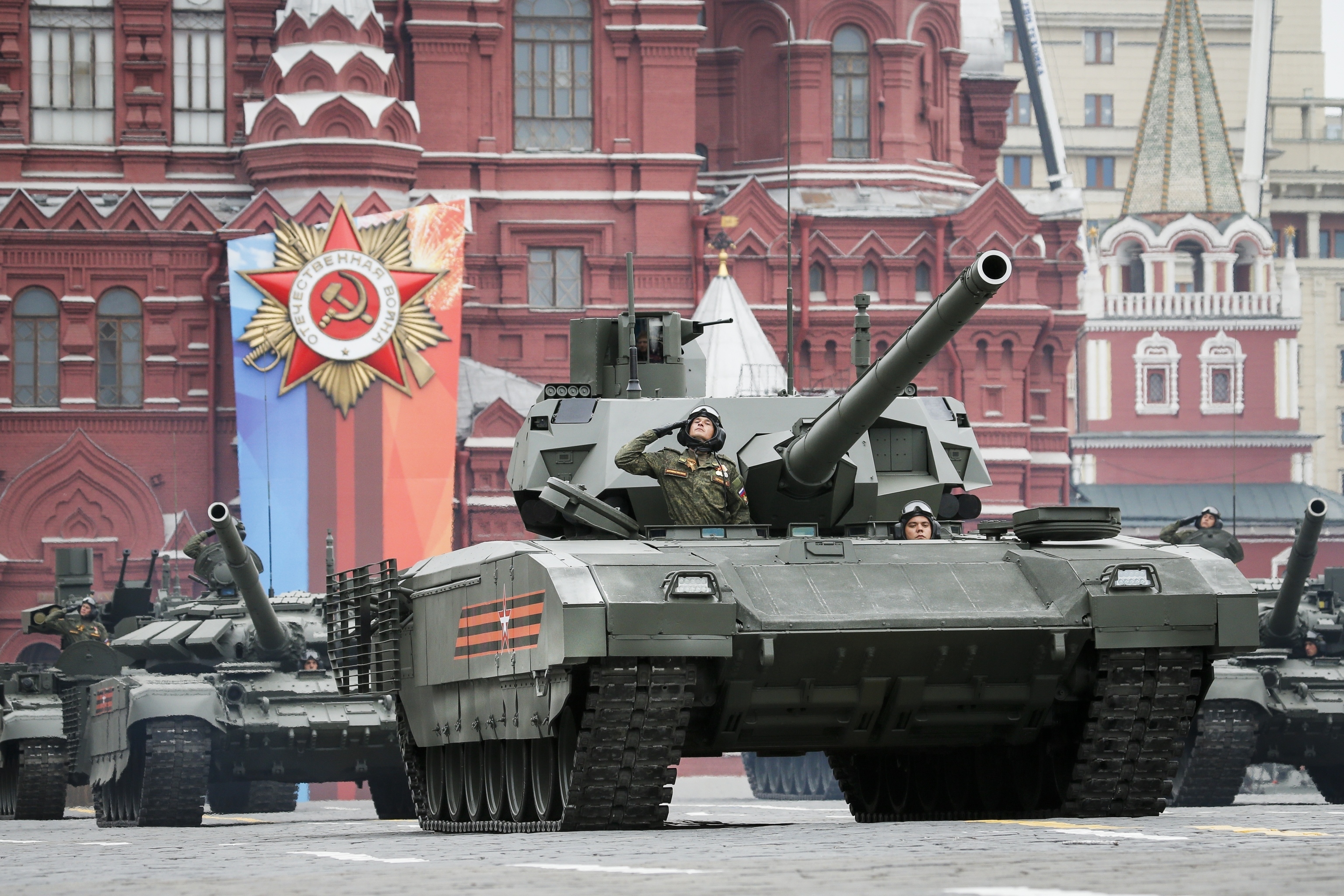 Un tanque ruso Armata, en primer plano, rueda a lo largo de la Plaza Roja, en Moscú.