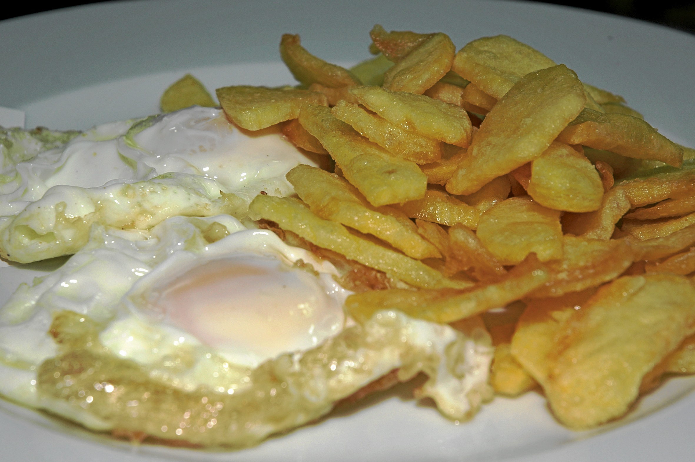 Un plato de huevos fritos con patatas.