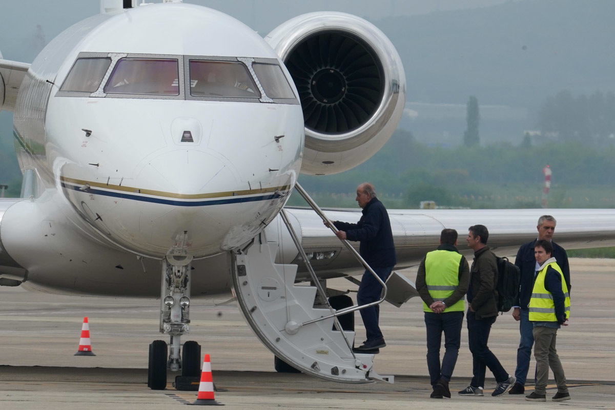 El Rey Juan Carlos sube al avin privado en el aeropuerto de Vitoria.