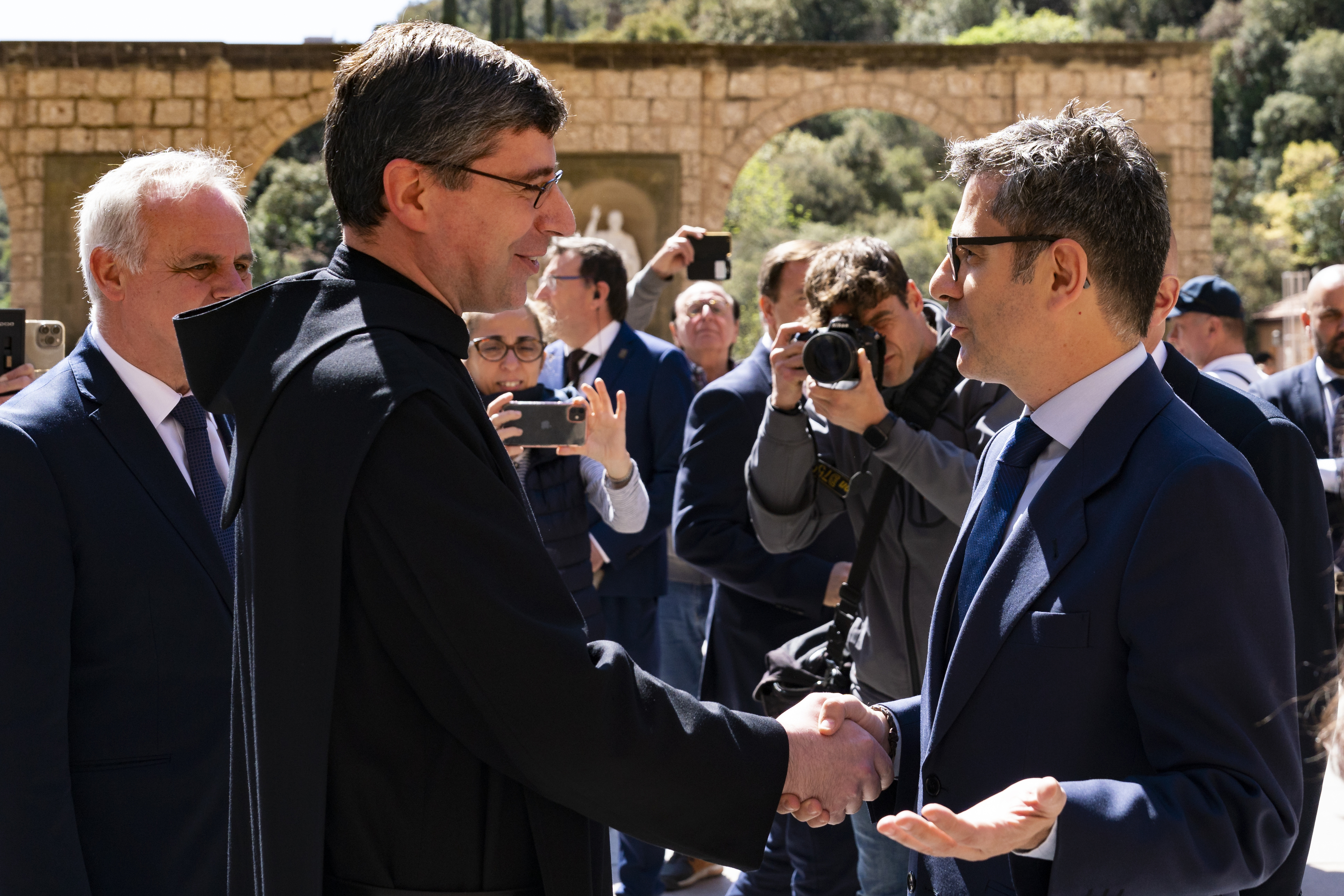 El ministro de la Presidencia, Flix Bolaos (d) conversa con el Prior Bernat Juliol (iz) durante su visita a la Abada de Montserrat,