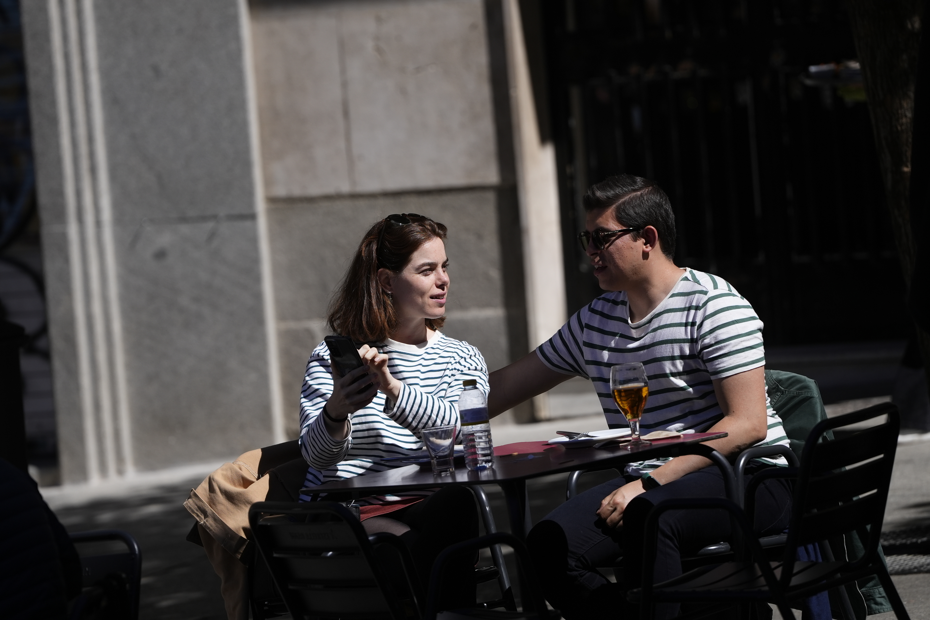 Una pareja en una terraza de Madrid