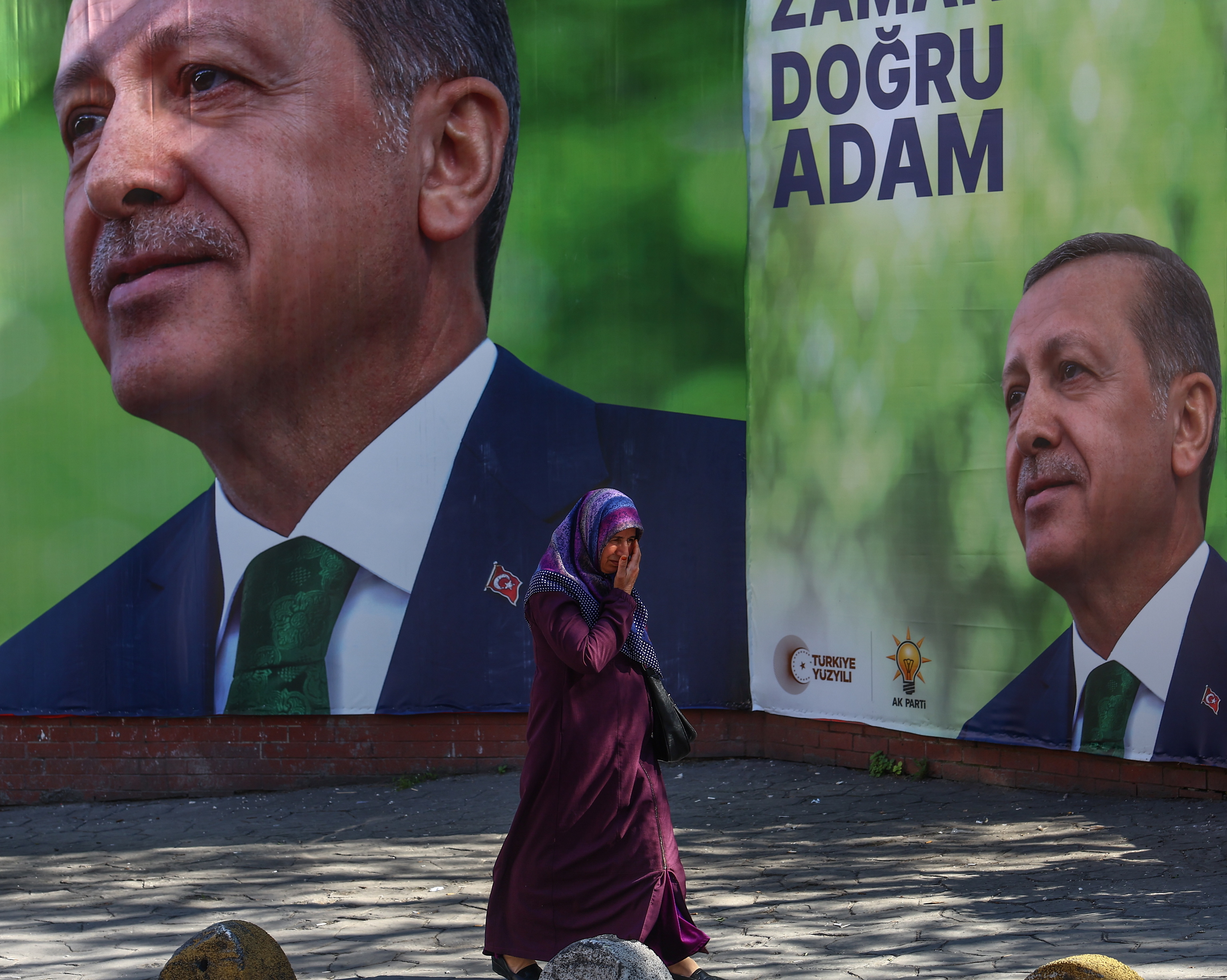 Una mujer delante de un cartel del presidente turco, Recep Tayyip Erdogan, en Estambul.