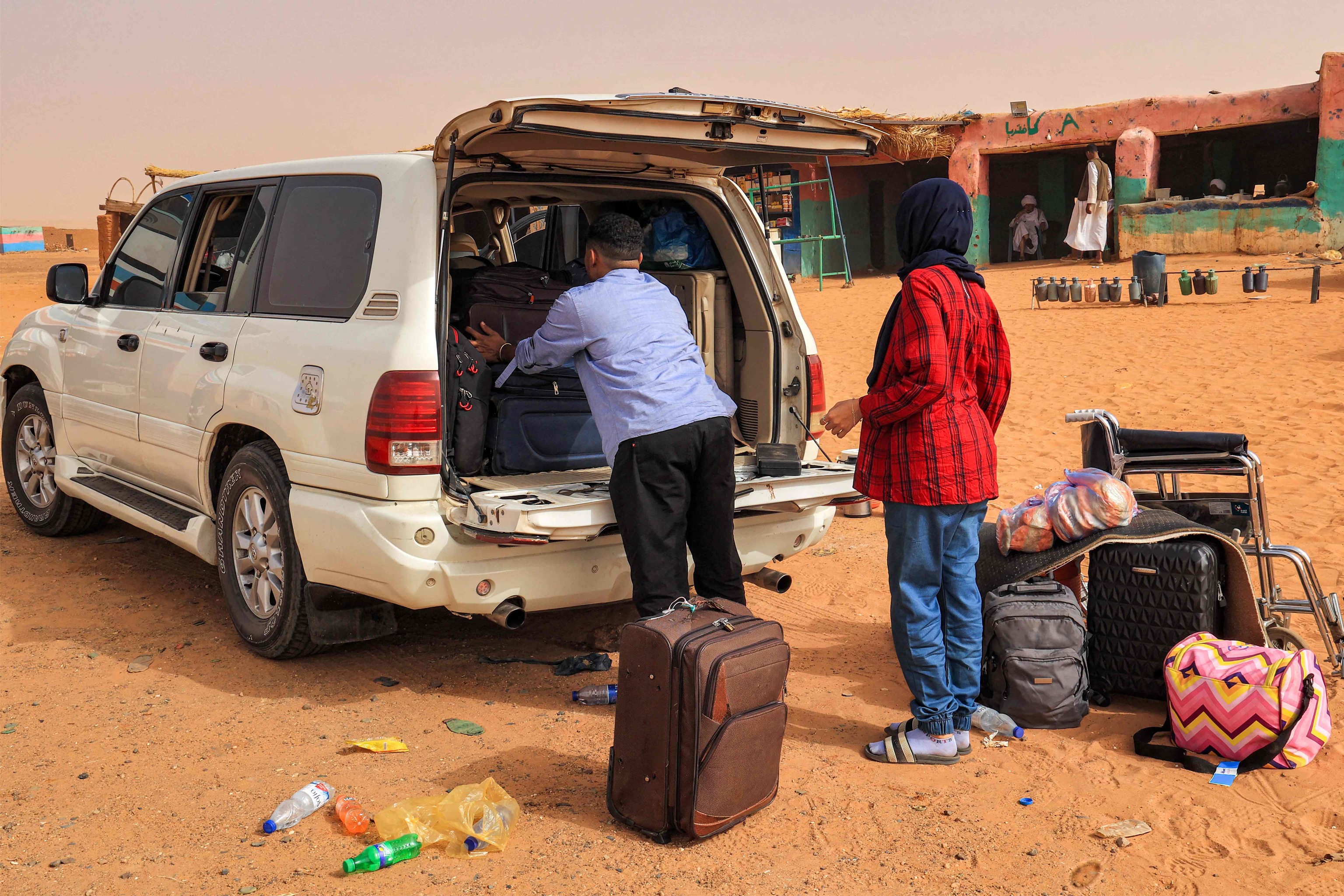 Varios sudaneses hacen un alto en el camino en su huida de Sudn.