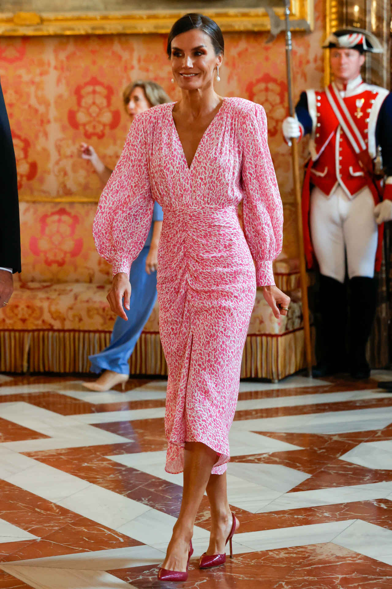 aprobar residuo Turismo La Reina Letizia estrena vestido rosa, su octavo modelo de este color en  tres meses | Reina Letizia