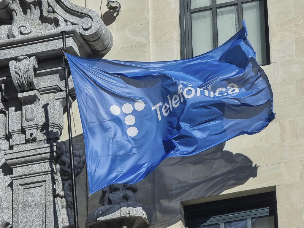 La bandera de Telefónica en el edificio de la empresa en Madrid