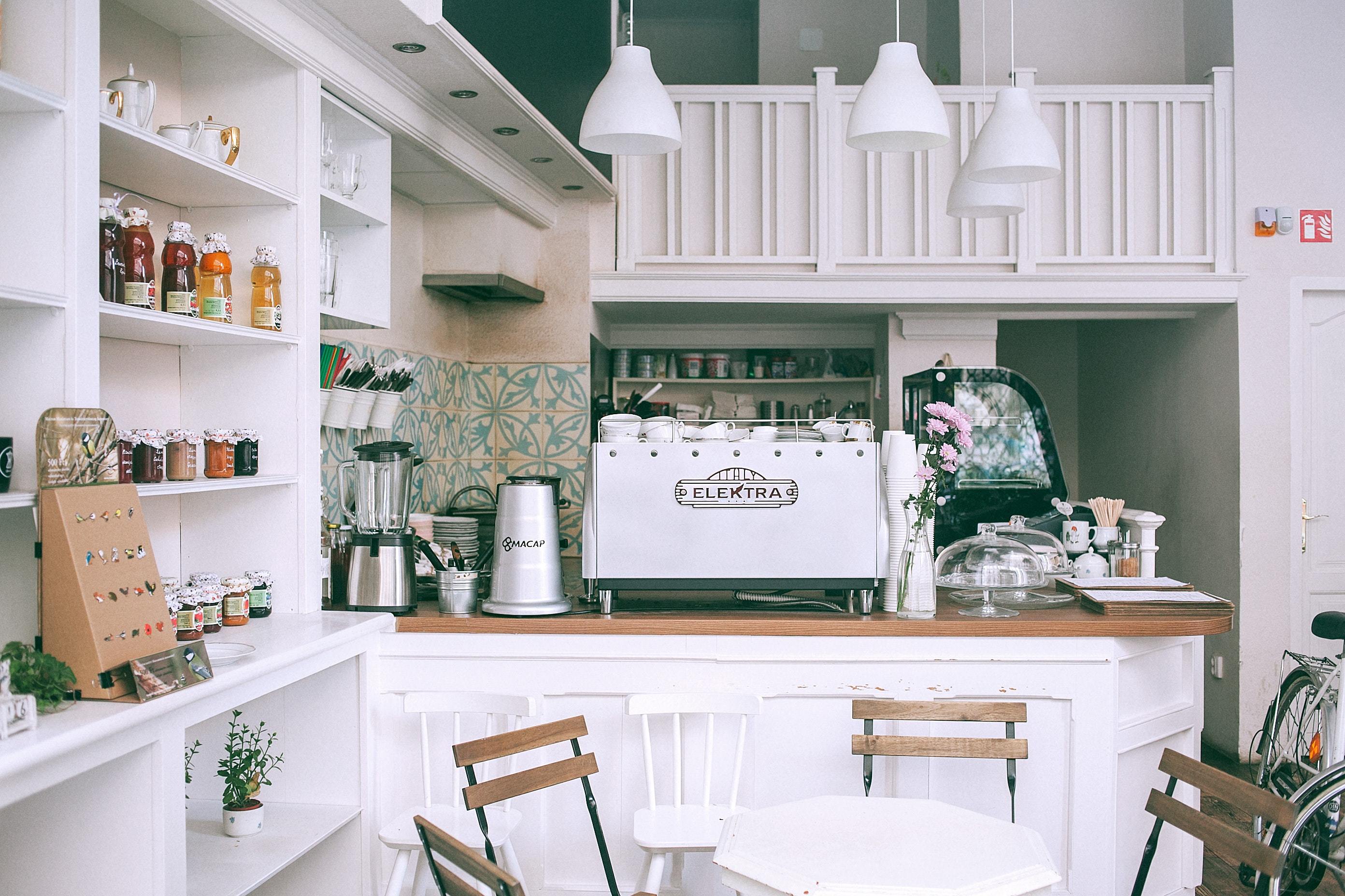 ALT: 35 cocinas blancas y de madera, el dúo de estilo que siempre funciona en casa
