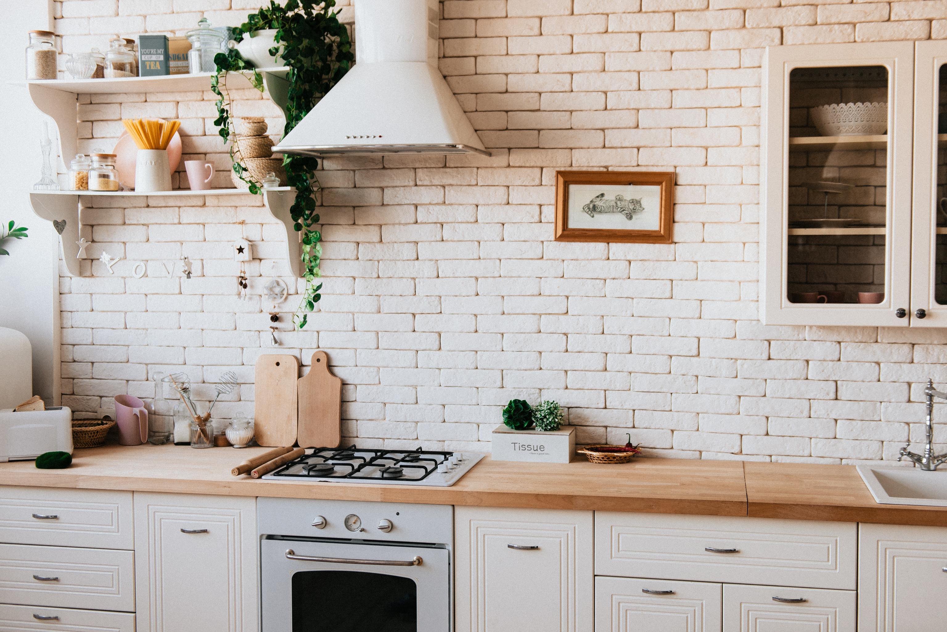 ALT: 35 cocinas blancas y de madera, el dúo de estilo que siempre funciona en casa