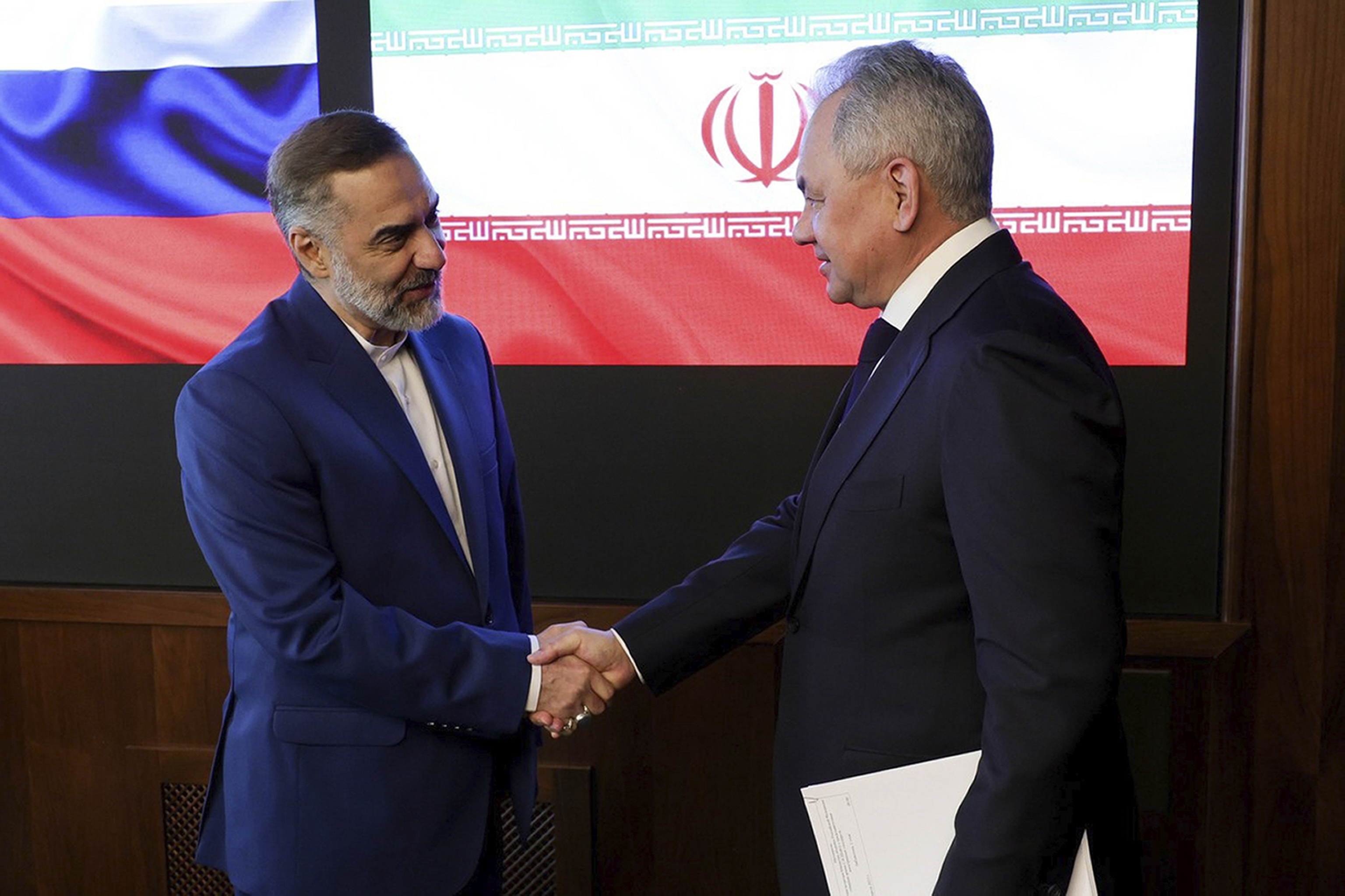 Los ministros de Defensa iran y ruso se saludan durante su reunin en Mosc, este martes.