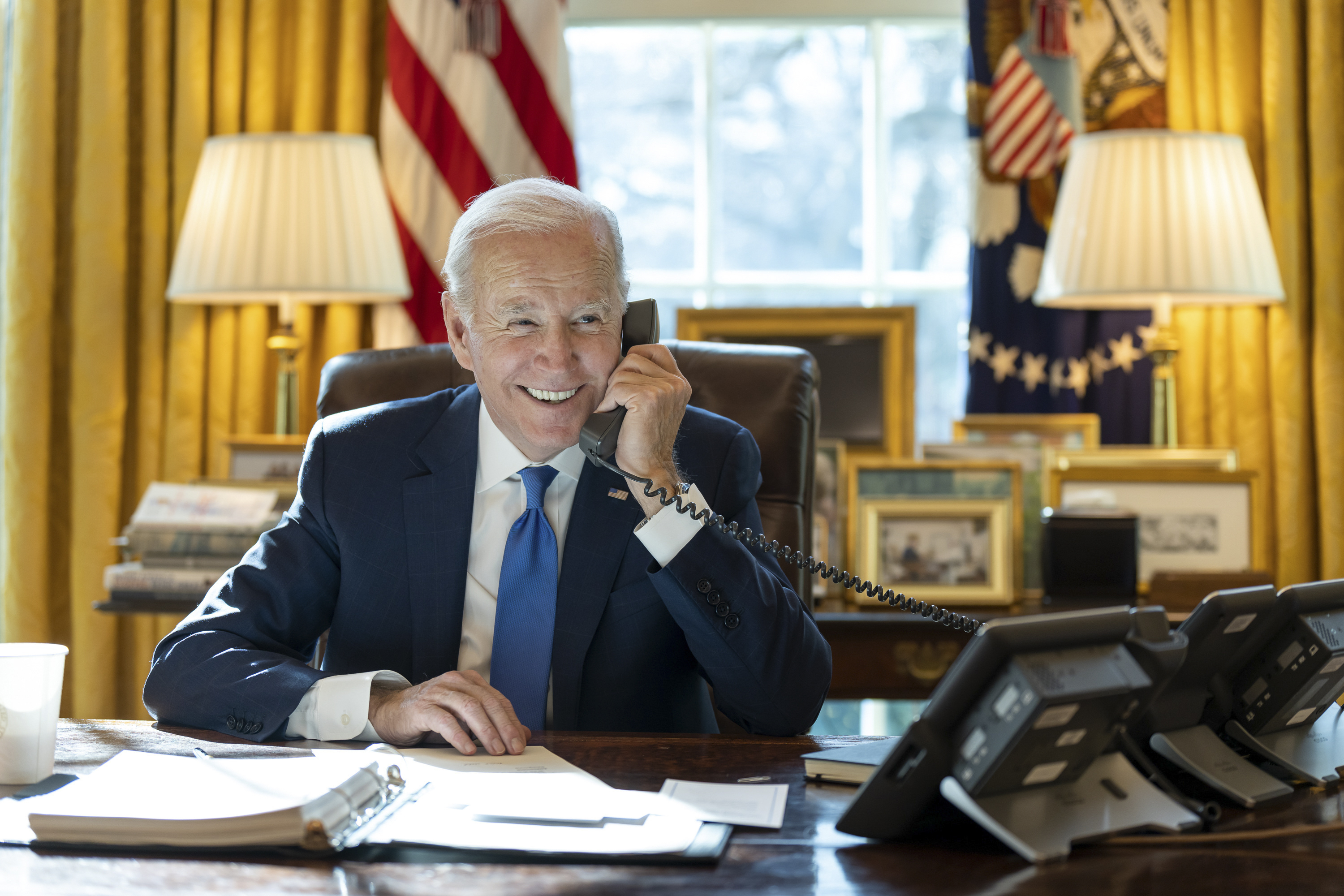 Joe Biden habla por teléfono recientemente en el Despacho Oval de la Casa Blanca.
