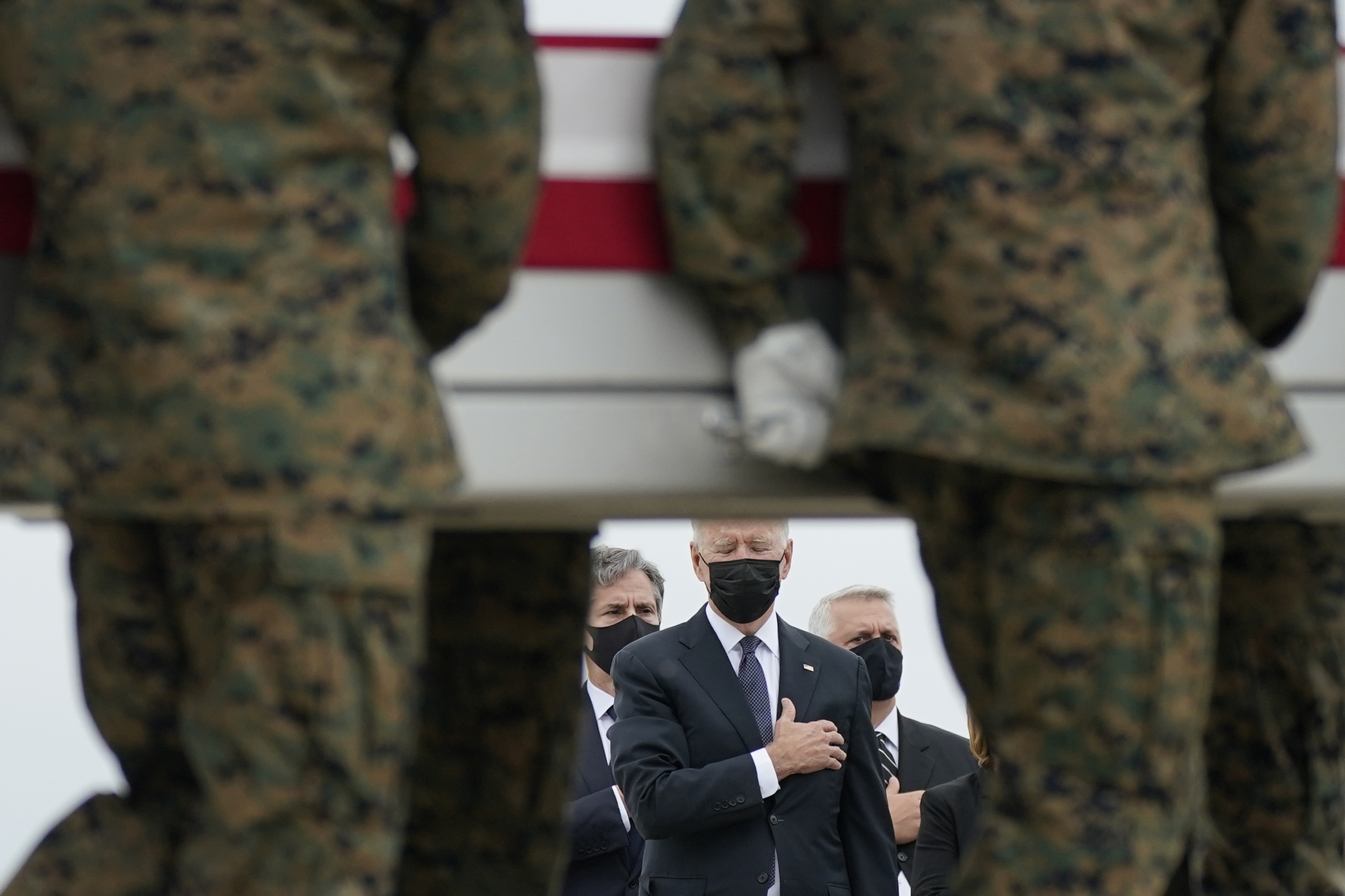 Joe Biden presencia el traslado de los restos de varios marines asesinados en el atentado del aeropuerto de Kabul de 2021.