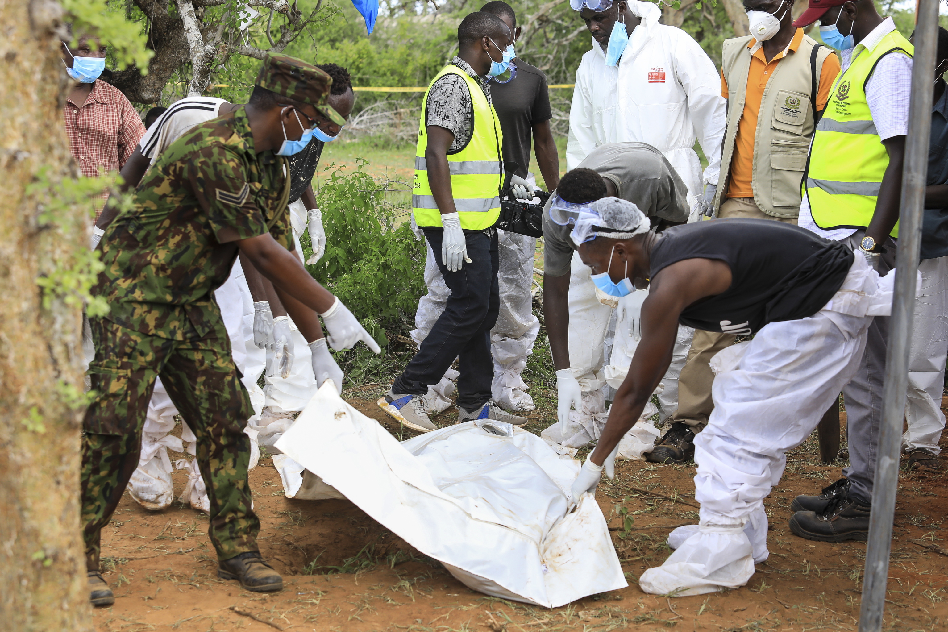 Policas kenianos tapan varios cadveres en Kilifi (Kenia).