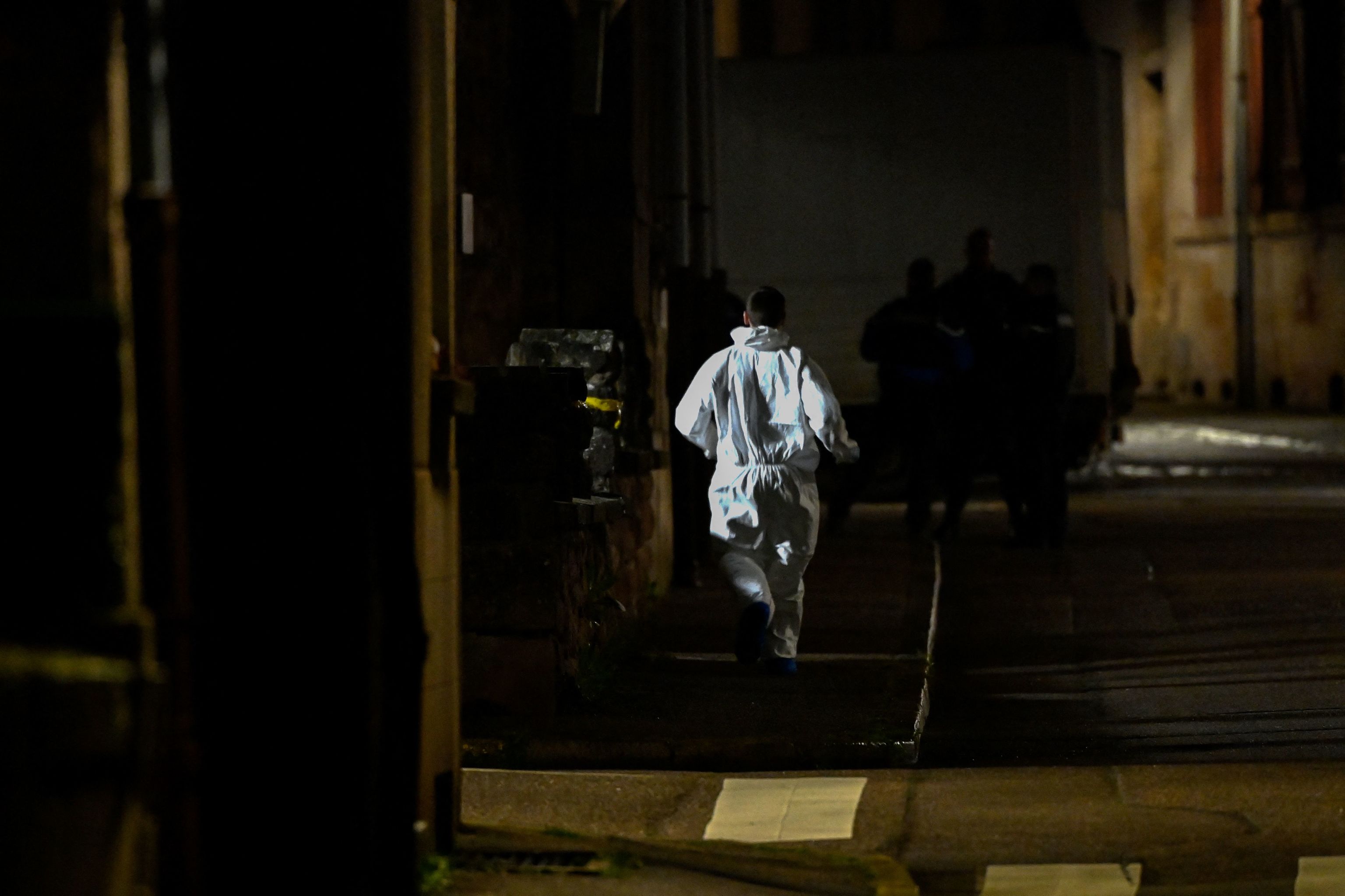 Un forense trabaja cerca del domicilio donde fue hallada la nia de cinco aos