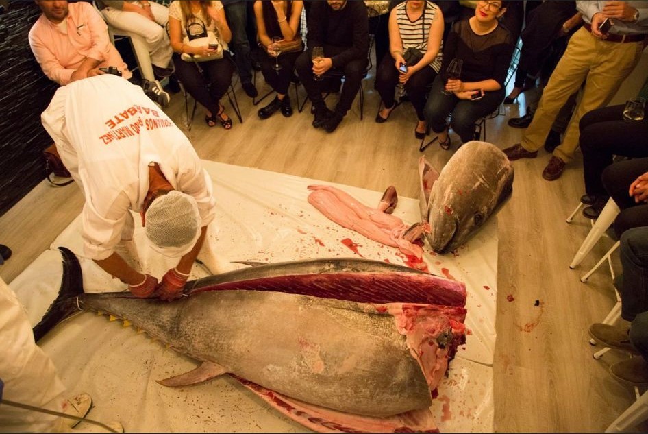 Despiece de un atún rojo de almadraba en el restaurante DeAtún.