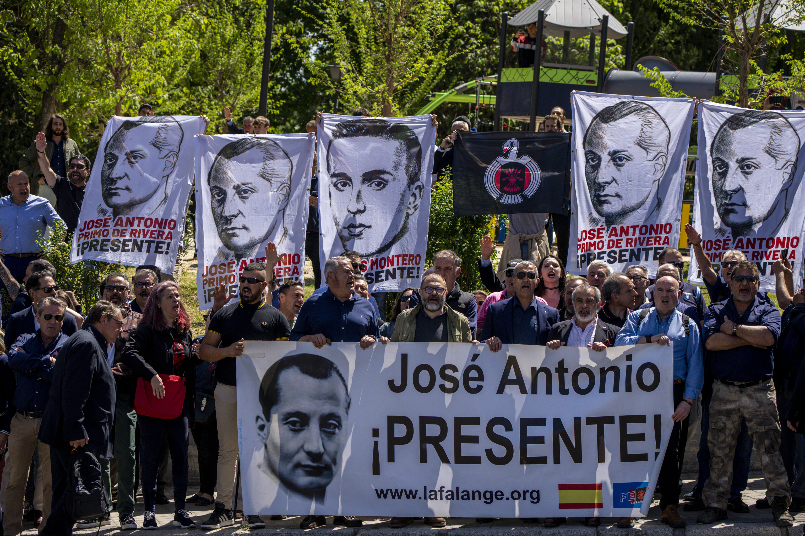 Manifestantes durante el traslado de Primo de Rivera.