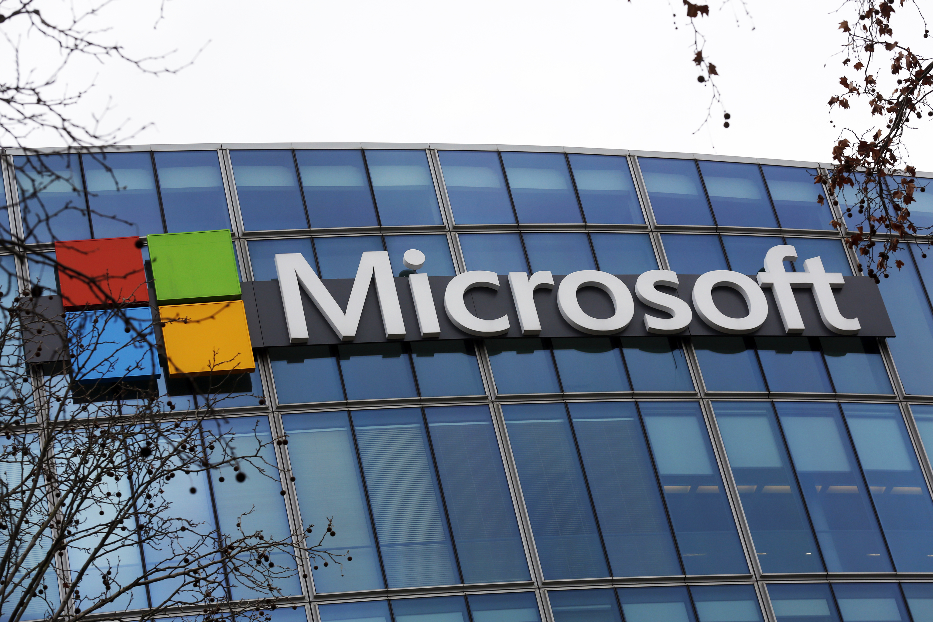 El logotipo de Microsoft se muestra fuera de la sede en París