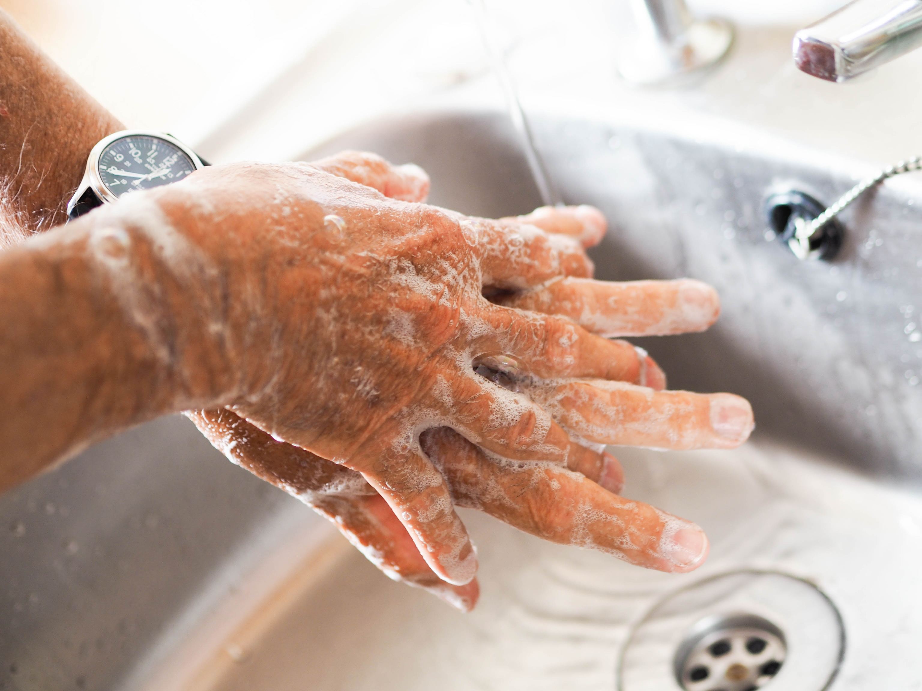 Un hombre se lava las manos con jabn.