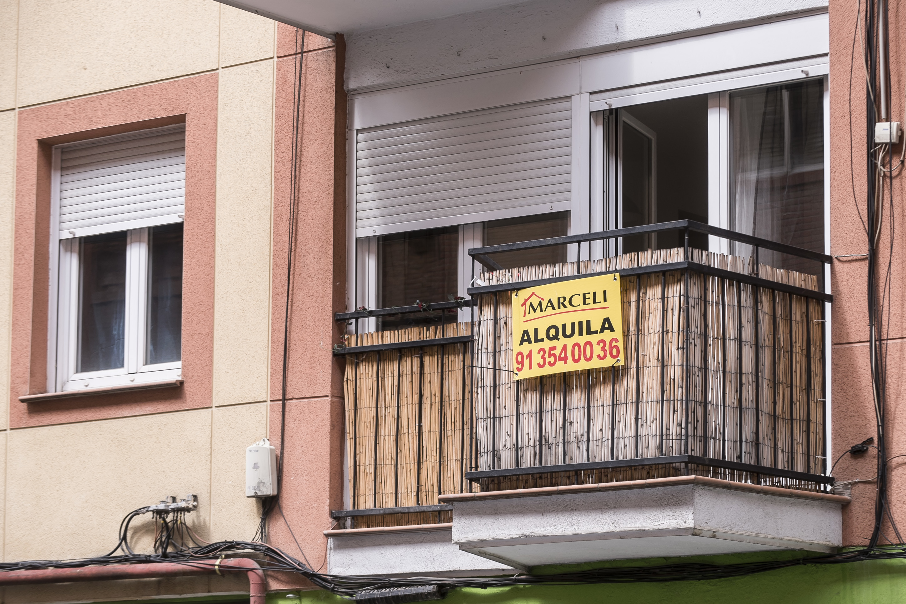 Cartel de alquiler en una vivienda de Madrid.