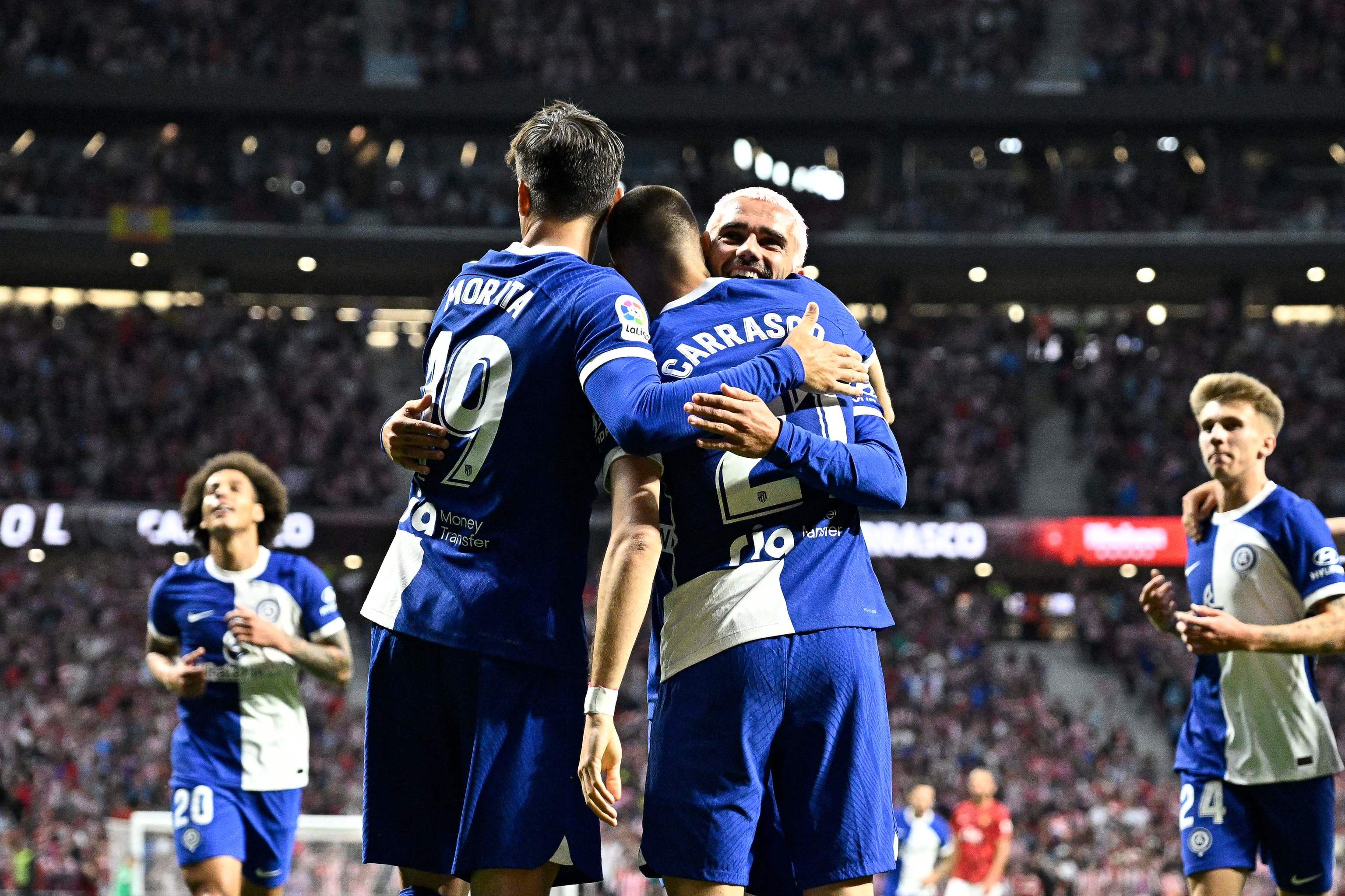 Morata, Griezmann y Carrasco se abrazan tras el gol del belga al Mallorca.