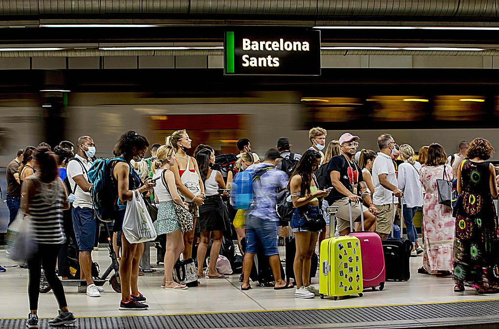 Pasajeros de Rodalies esperando su tren en Barcelona.