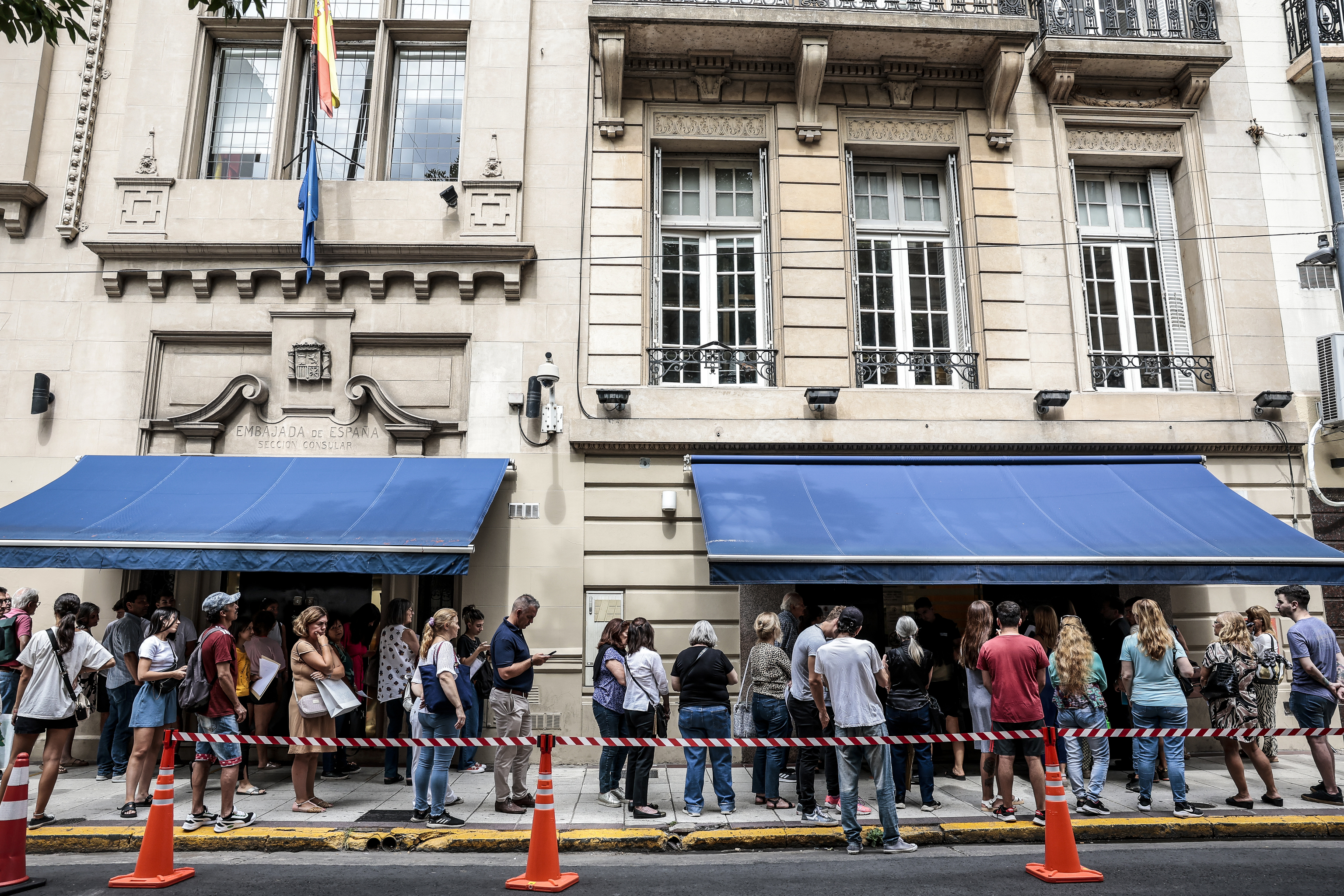 Personas hacen fila frente al consulado espaol en Buenos Aires (Argentina).