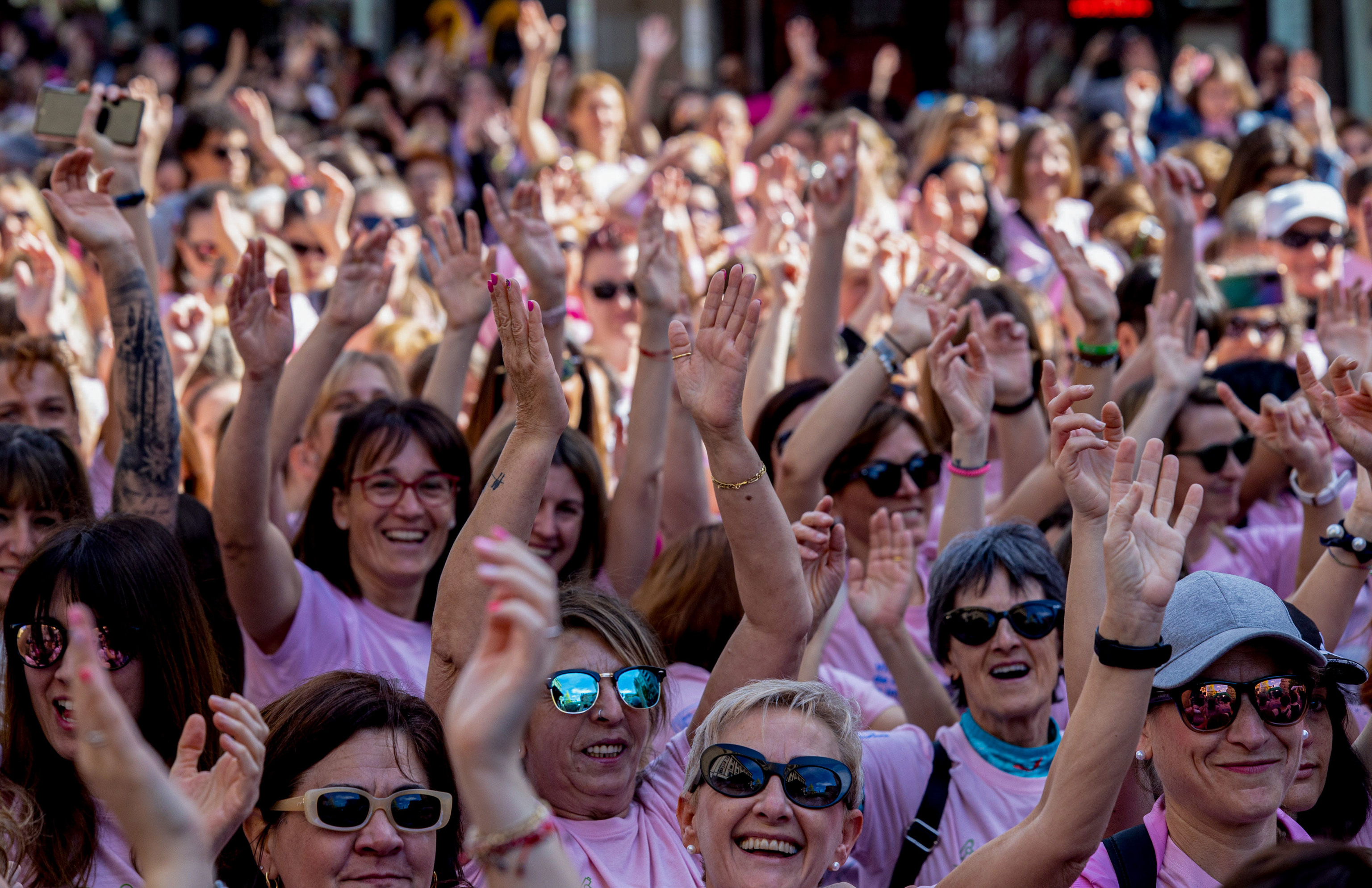 Las 11.000 participantes la octava edicin de la Carrera de la Mujer por la Investigacin han inundado de rosa este domingo las calles del centro de Logroo con su energa e ilusin con el objetivo de recaudar fondos para luchar contra el cncer.