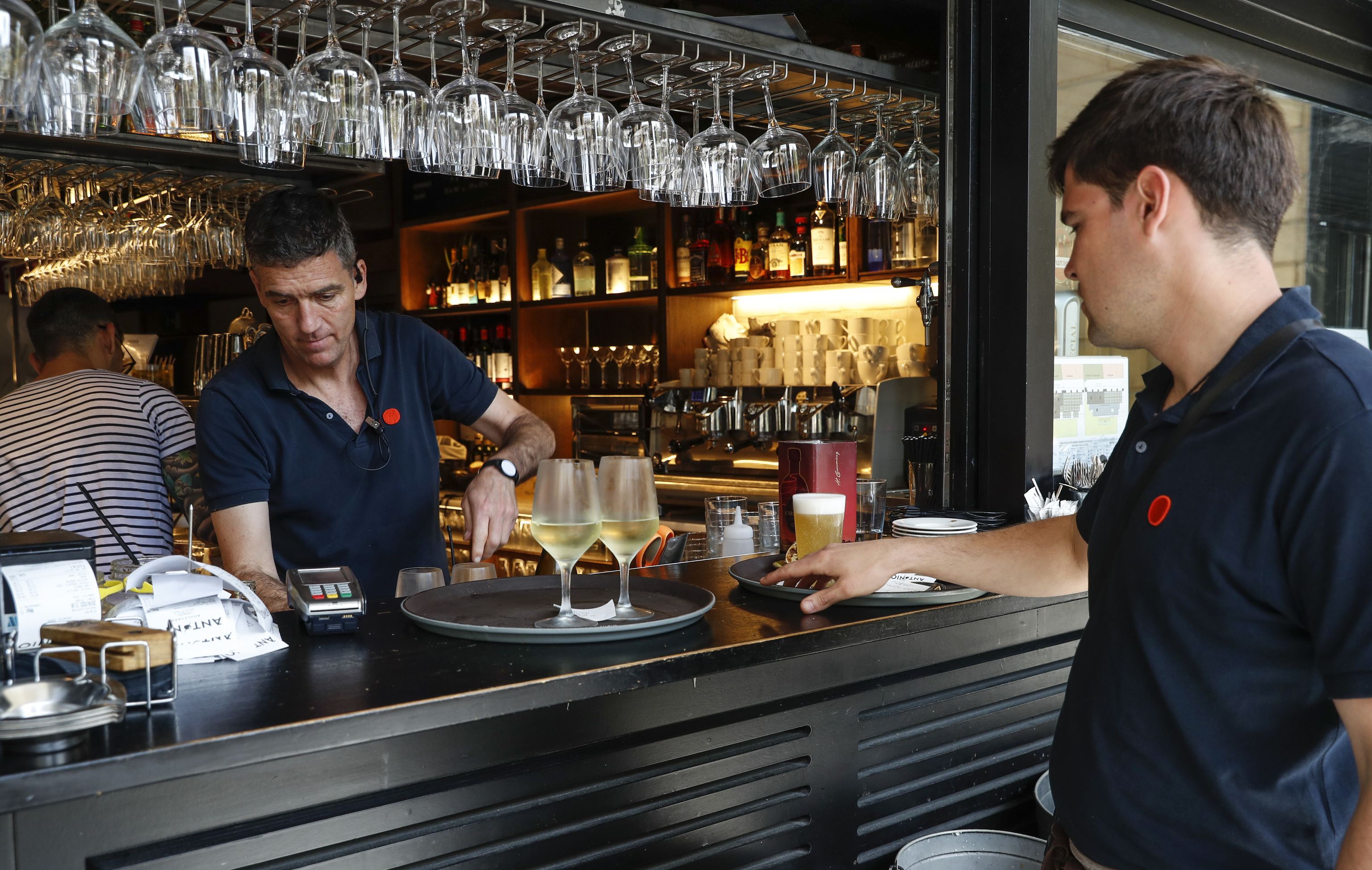 Dos camareros en un bar en San Sebastián