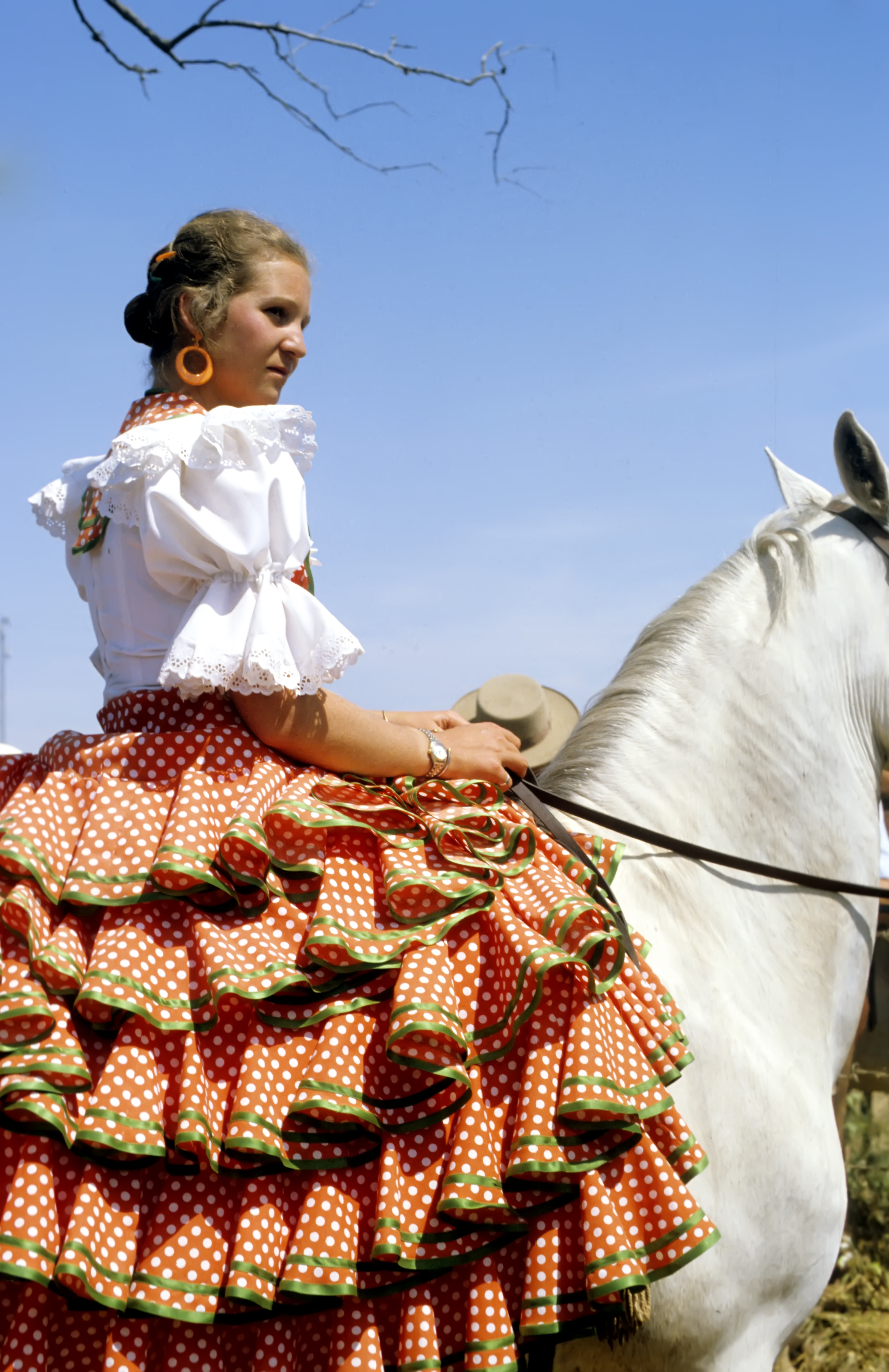 La Infanta Elena, en los 80, a caballo y de flamenca.