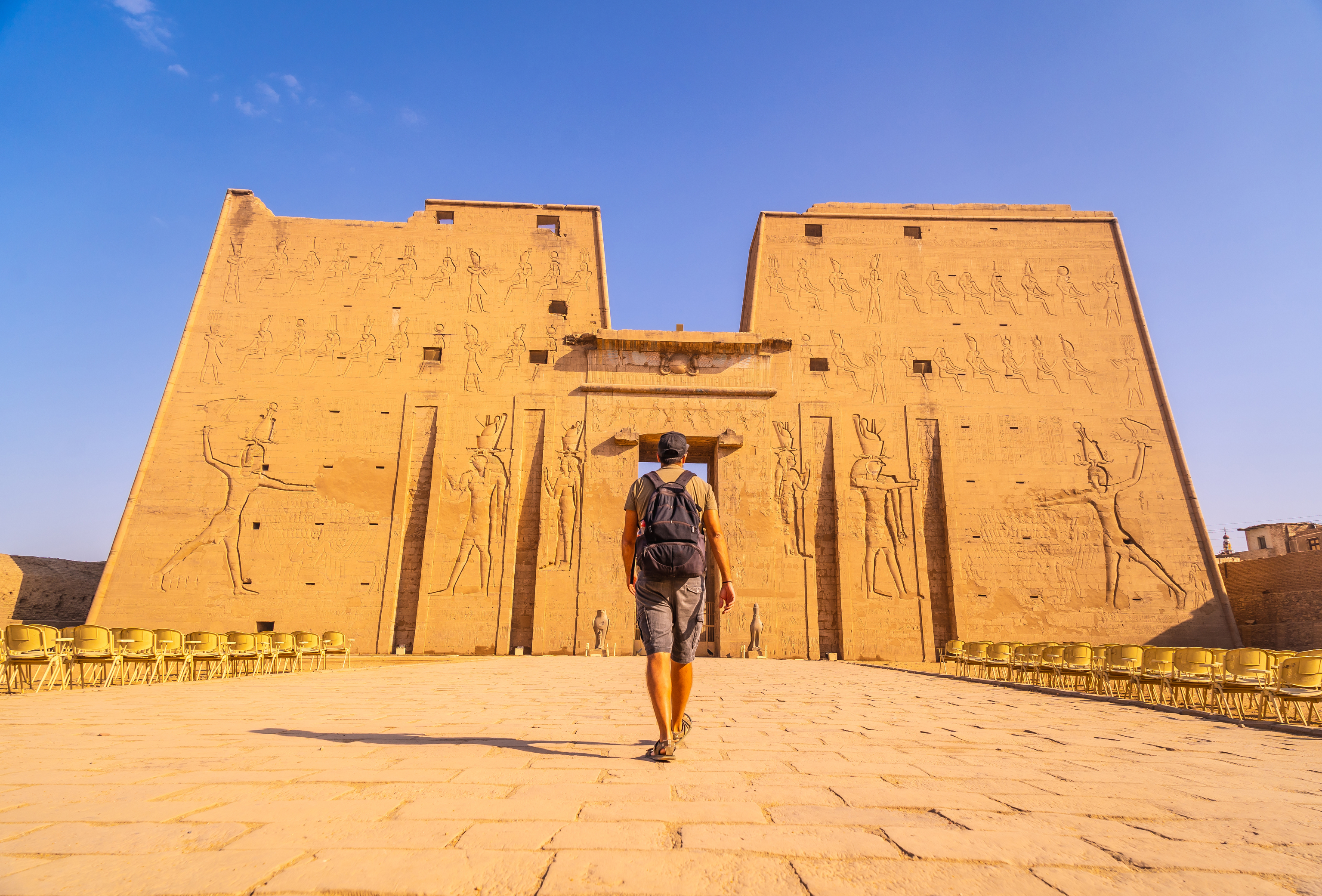 Un viajero se encamina hacia el templo egipcio de Edfú.