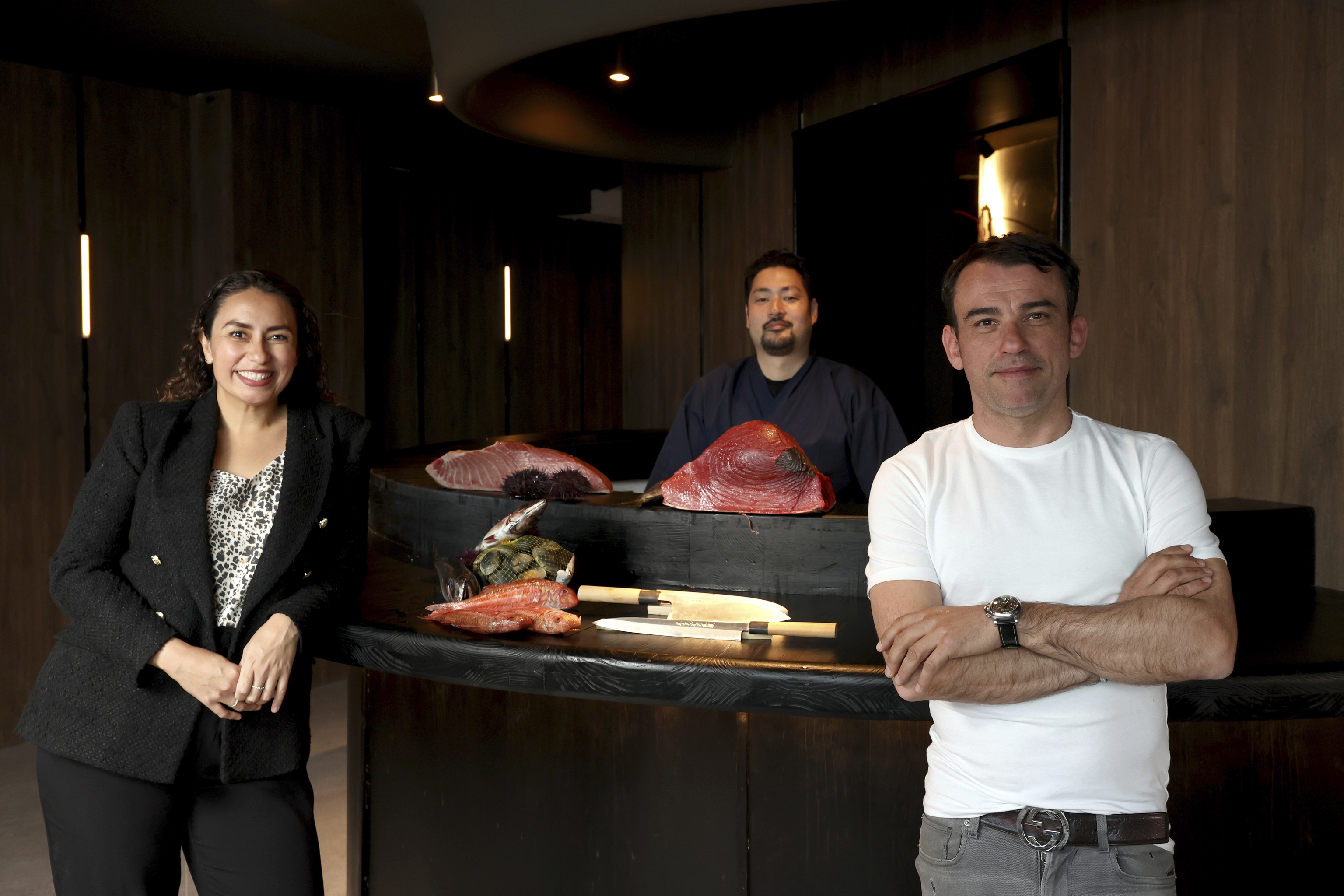 De izquierda a derecha, el chef de Toki, Tadayosi Motoa; la sumiller, Hilda Olivera; y el empresario al frente, Marcos Granda.