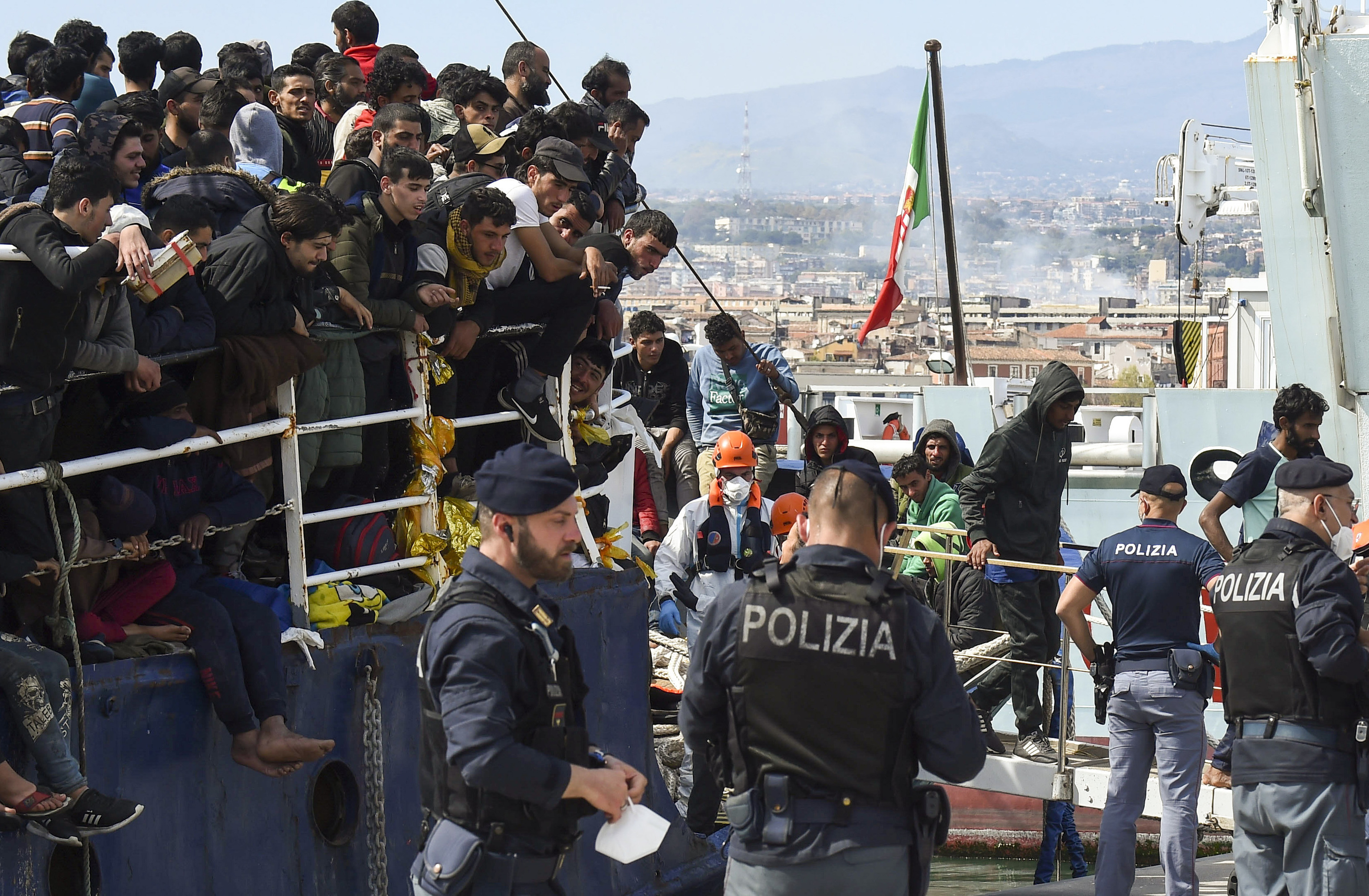 Migrantes desembarcan en el puerto italiano de Catania.