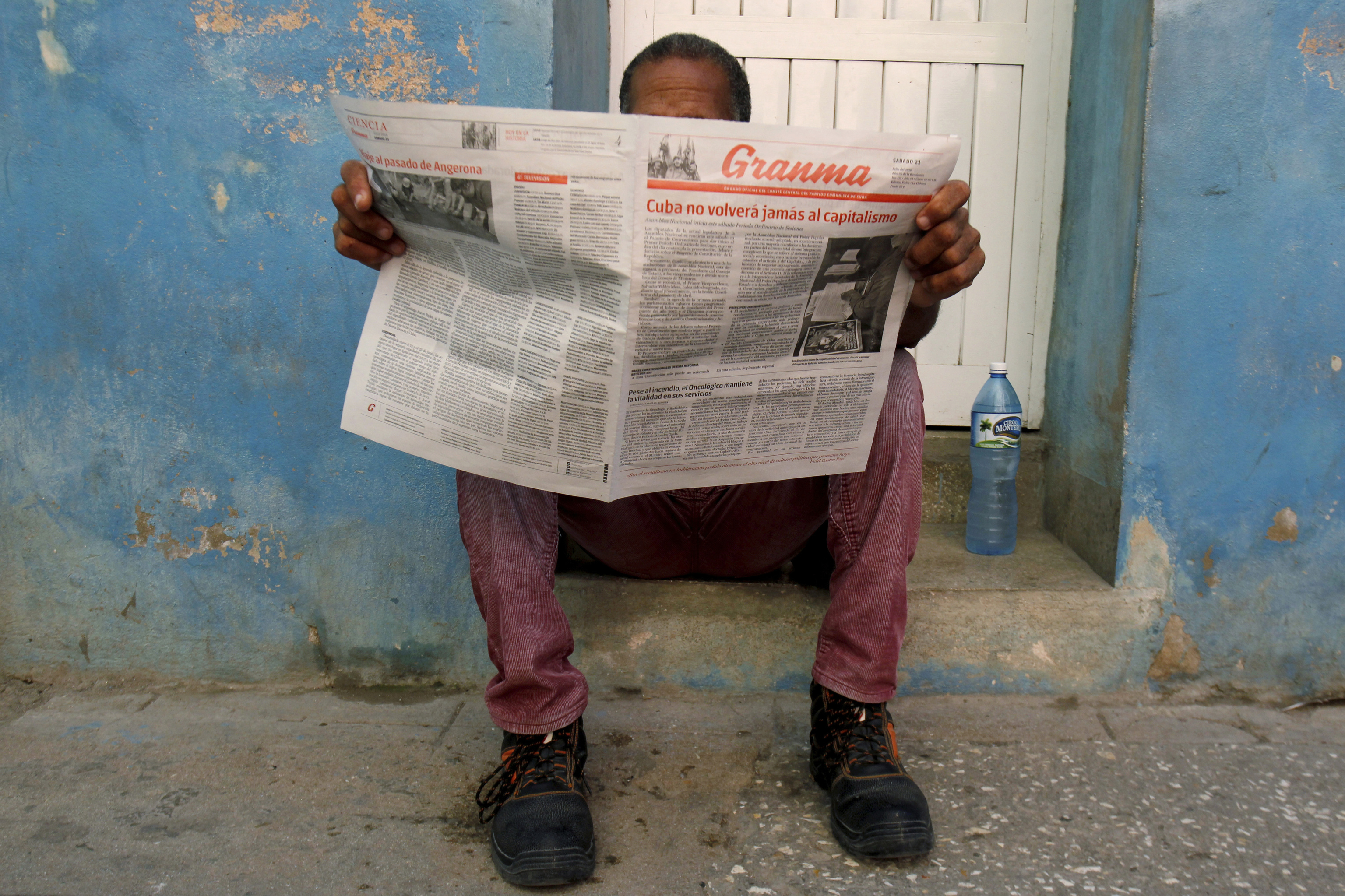 Un hombre lee el peridico oficial Granma en La Habana.