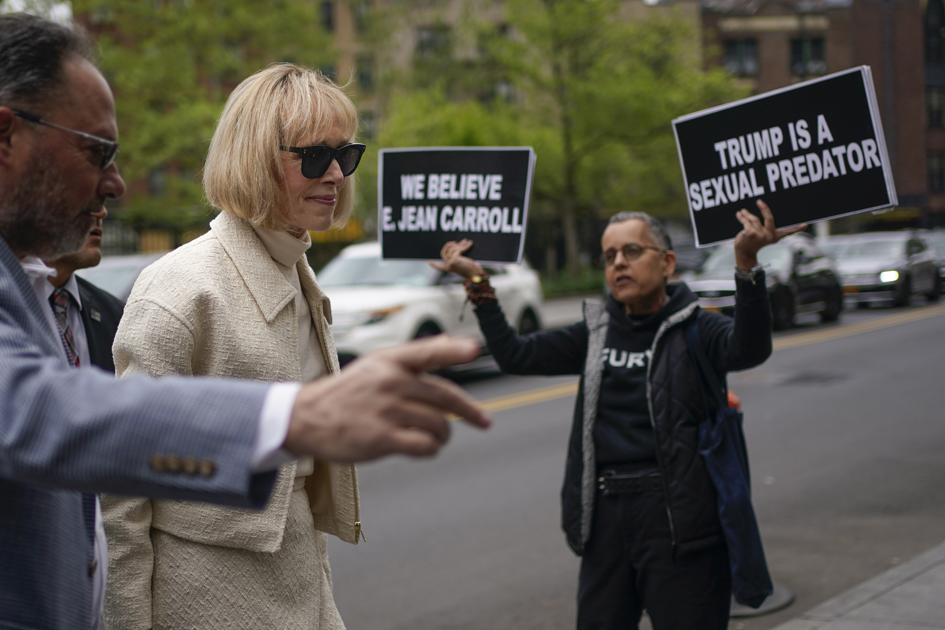 E. Jean Carroll llega al tribunal de Nueva York, en medio de protestas.