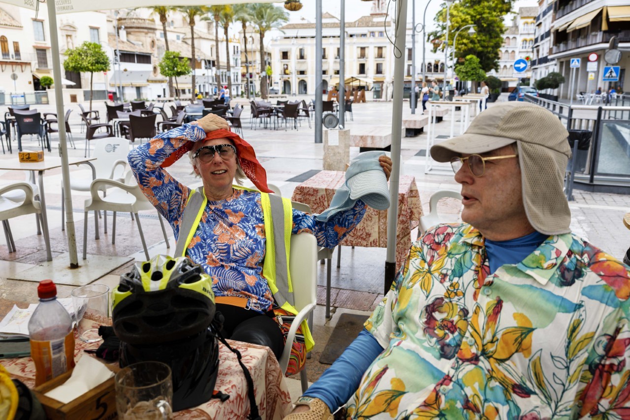 Turistas estadounidenses se refugian del calor en una terraza, el jueves, en cija.