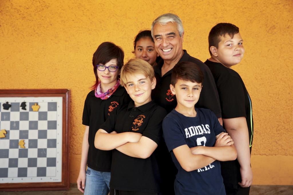 Enrique Snchez con sus alumnos, de izda. a dcha., frica, Anahi, Catalin, Leo y Alberto