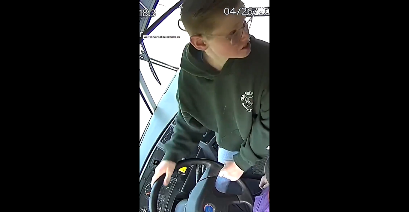 Un niño de 13 años frena un autobús escolar después de que la conductora perdiera la consciencia