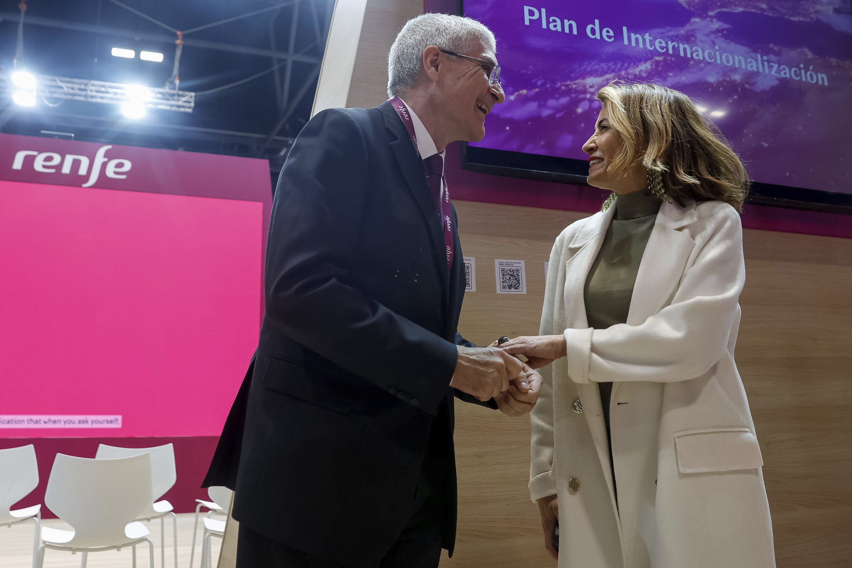 La ministra de Transportes, Raquel Sánchez, conversa con el presidente de Renfe, Isaías Taboas.
