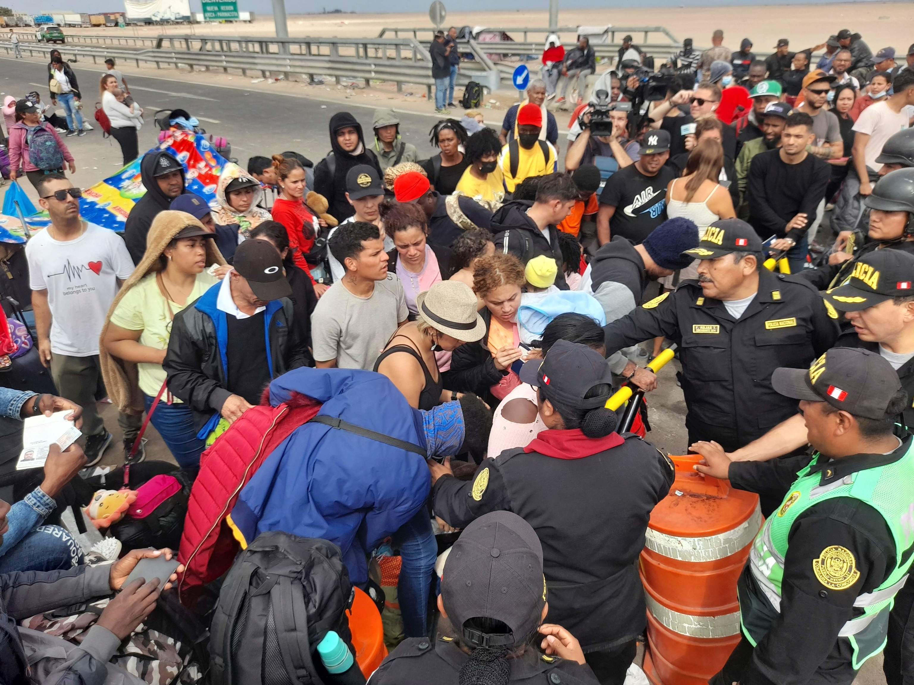 Polica peruana frena la entrada de migrantes en la frontera.