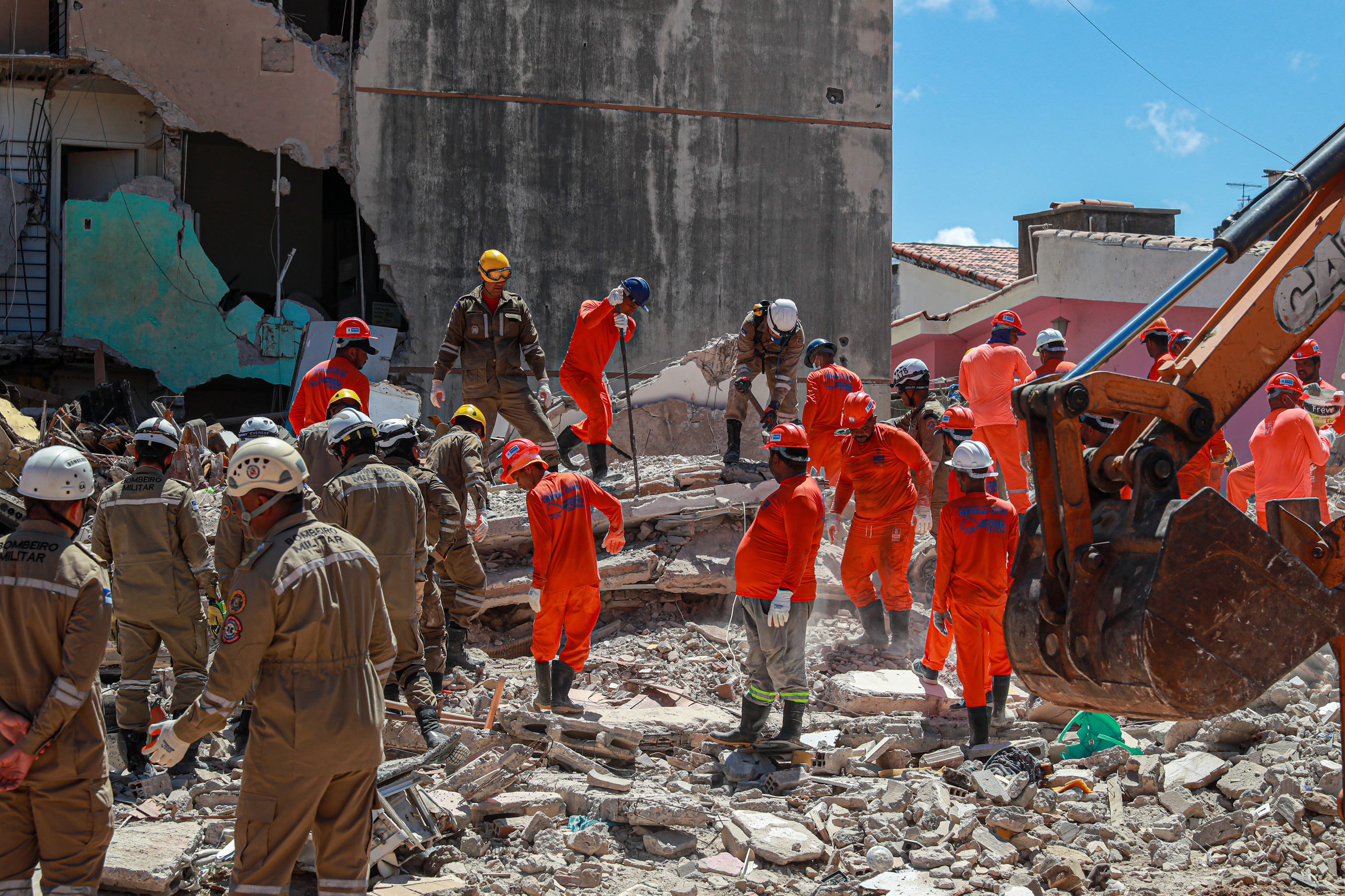 Bomberos trabajan en labores de rescate en Olinda (Brasil).
