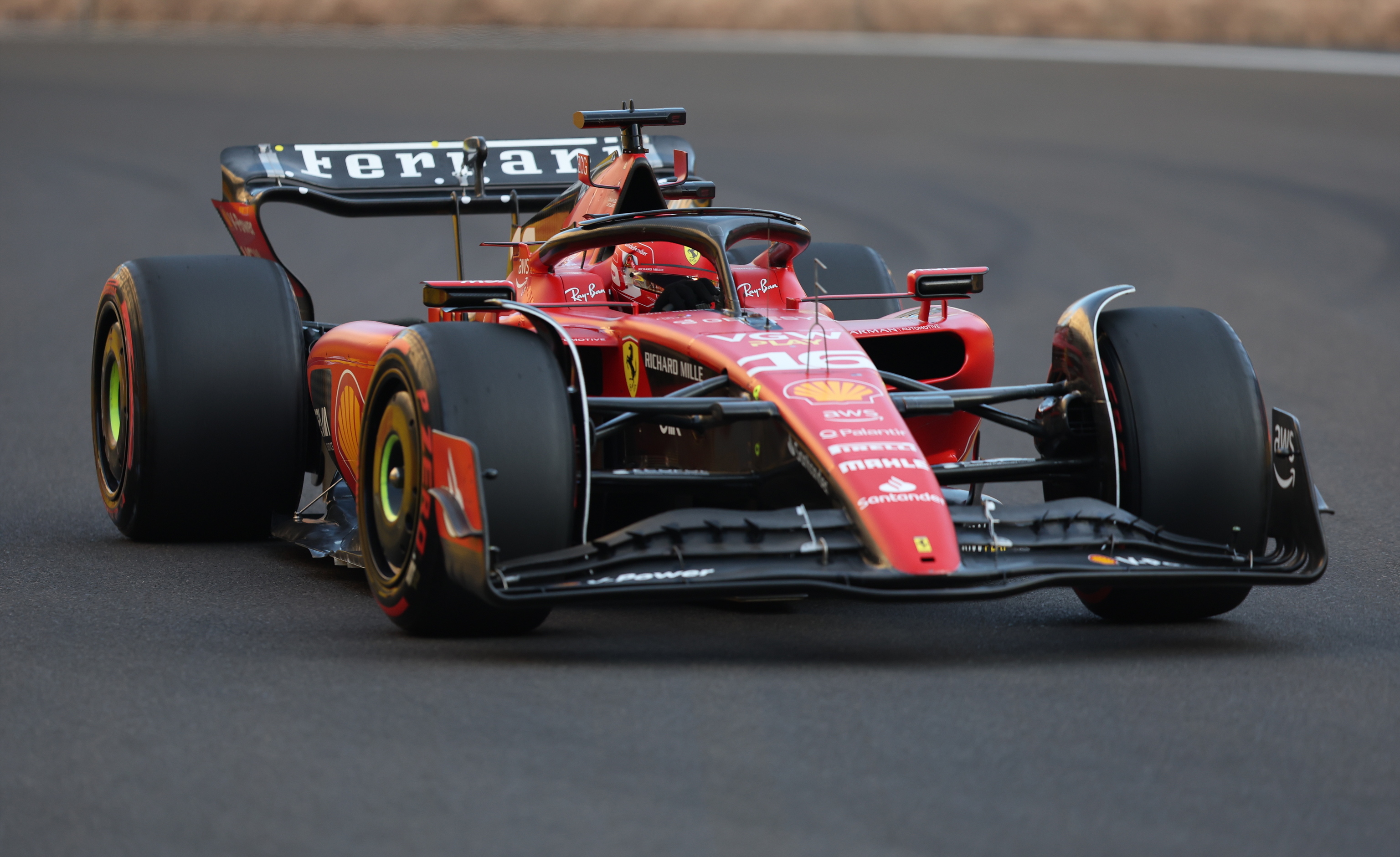 Charles Leclerc en su Ferrari durante el sprint del Gran Premio de Azerbaiyn.