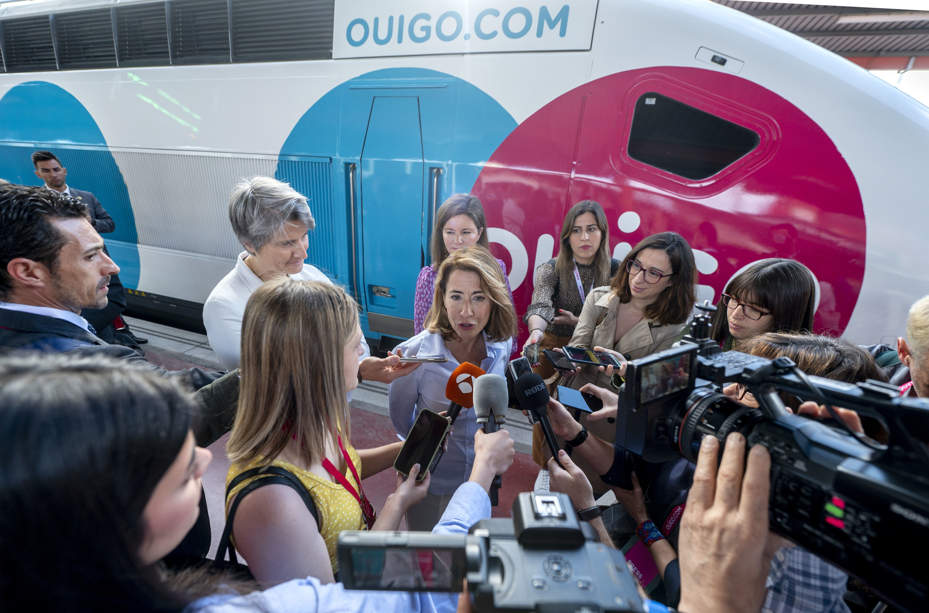 La ministra de Transportes, Raquel Sánchez,  atiende a la prensa en la apertura de la línea de Ouigo a Alicante, este jueves.