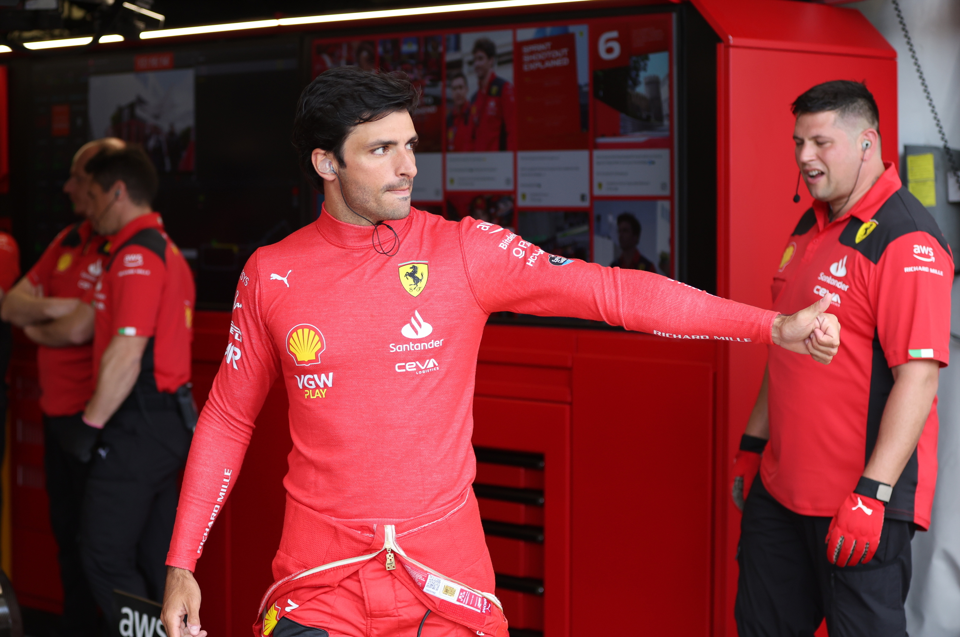 Carlos Sainz, en el garaje de Ferrari en Bak