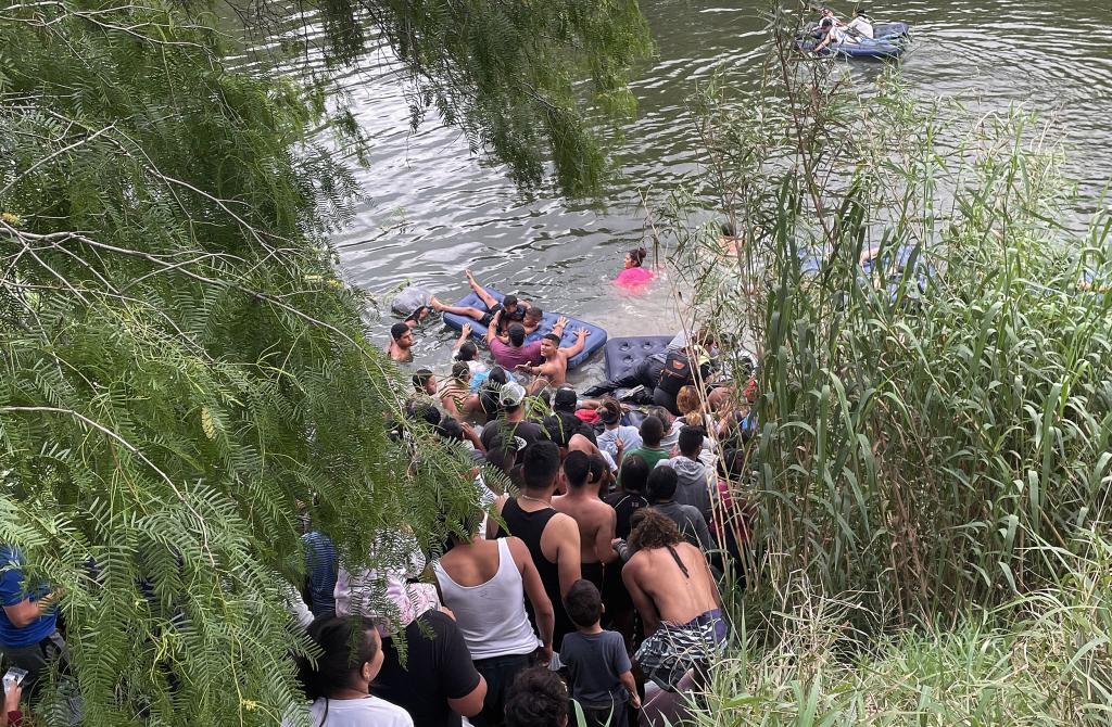 Un grupo de migrantes intenta cruzar el Ro Bravo con un inflable en Matamoros.