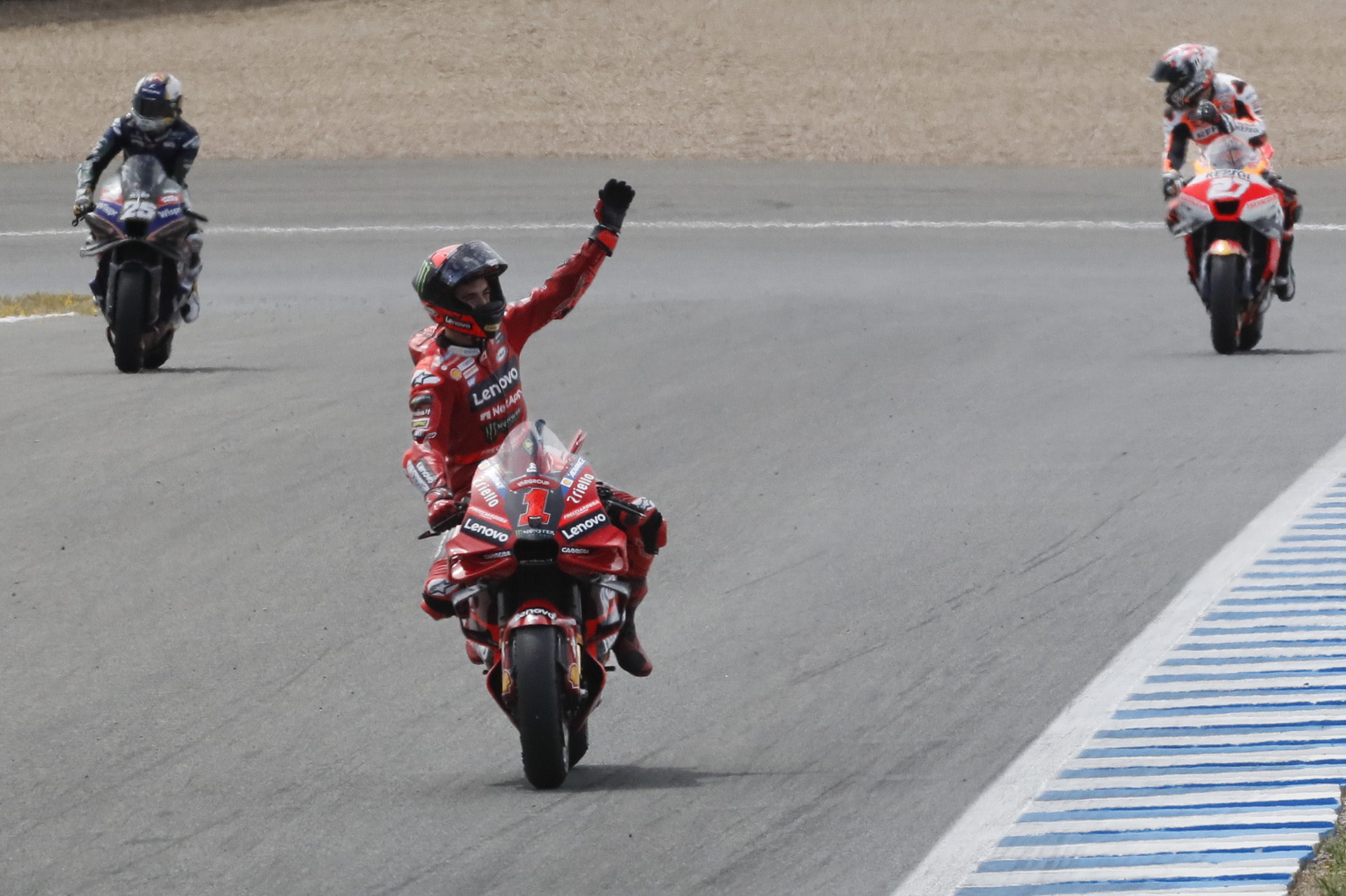 Pecco Bagnaia celebra su victoria durante del Gran Premio de Espaa de MotoGP.
