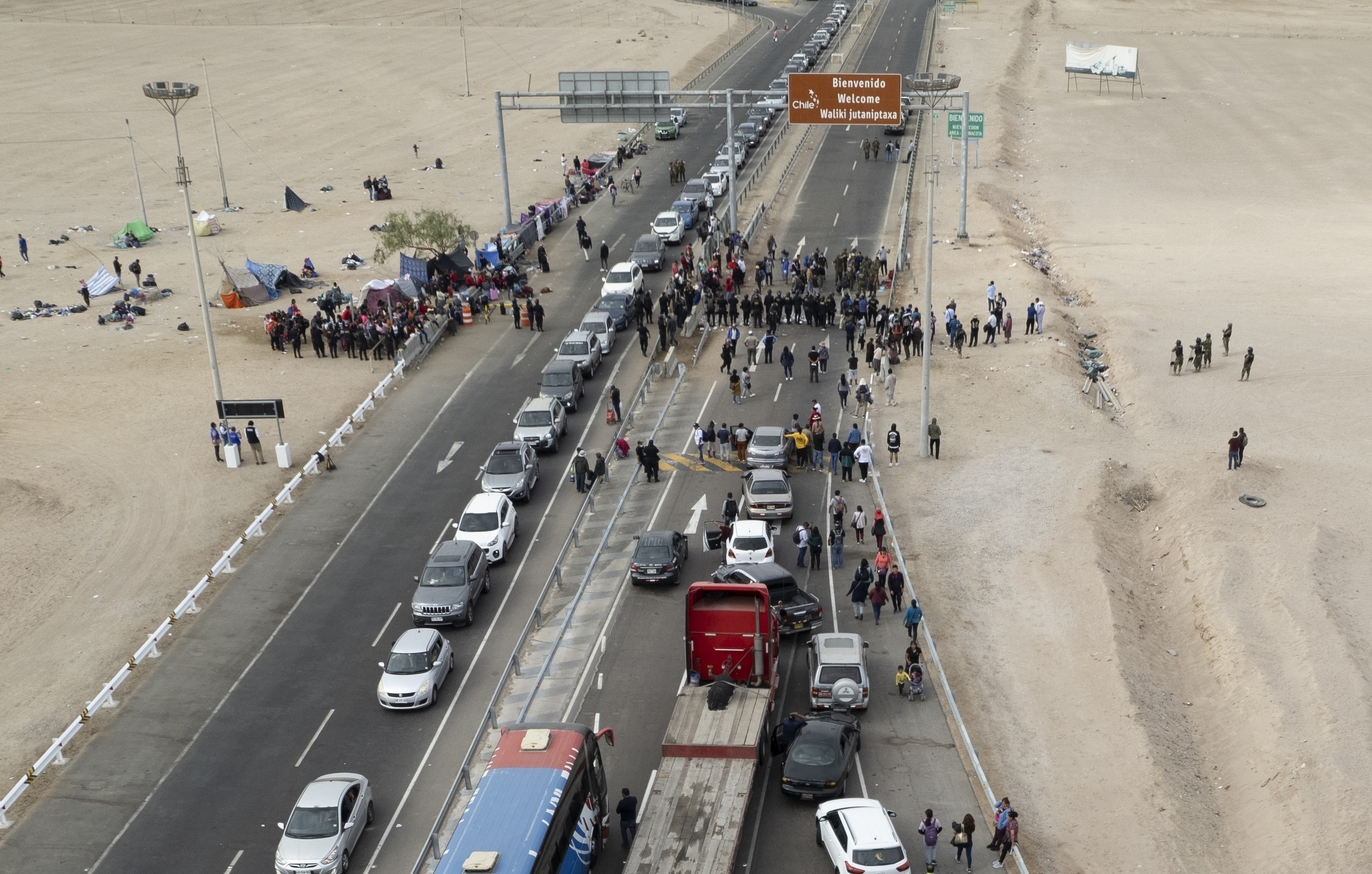 Migrantes venezolanos bloquean la entrada a Chile en la frontera con Per.