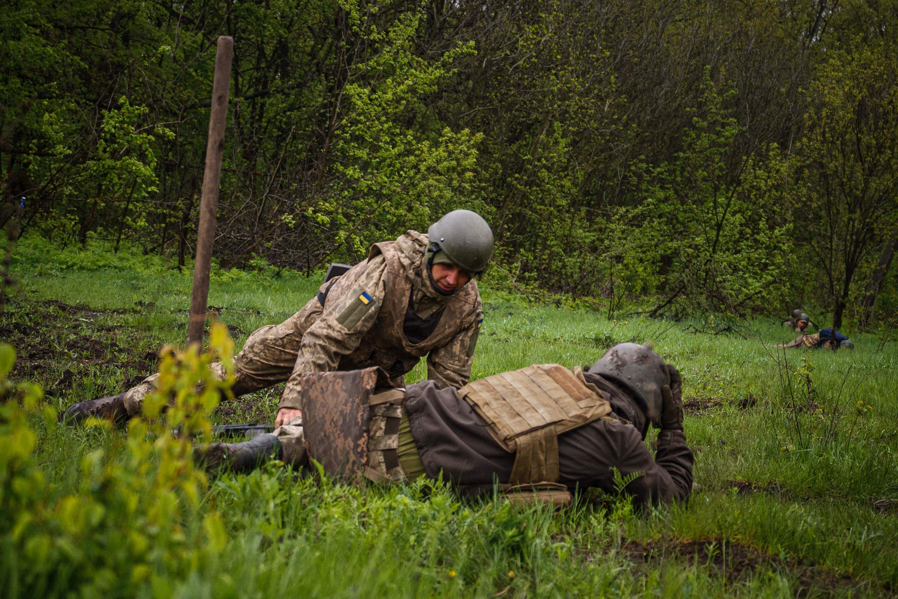 Los soldados ucranianos cavan trincheras bajo las bombas cerca de Bajmut