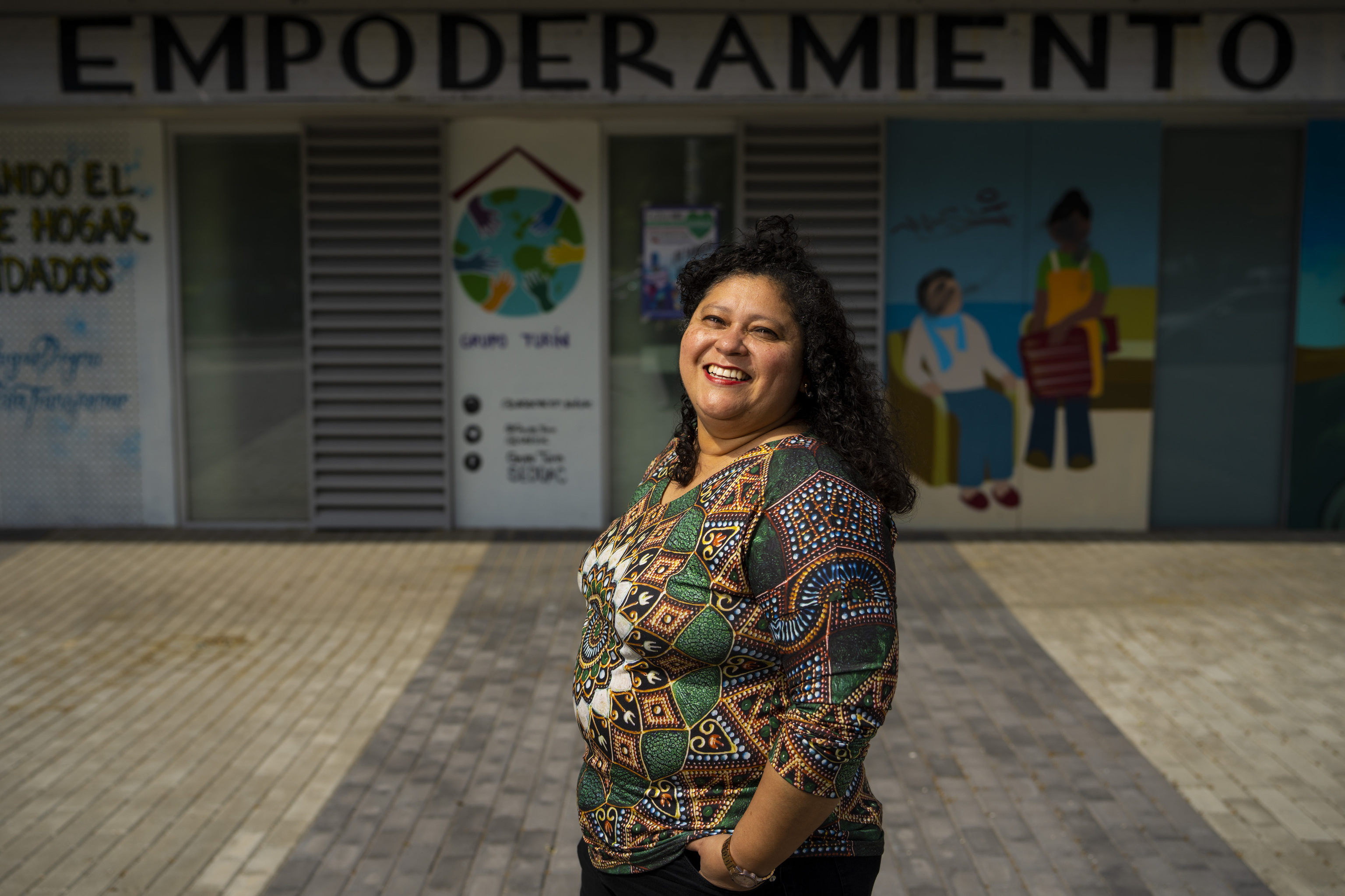 Carolina Elas, frente a su Centro de Empoderamiento, en Usera.