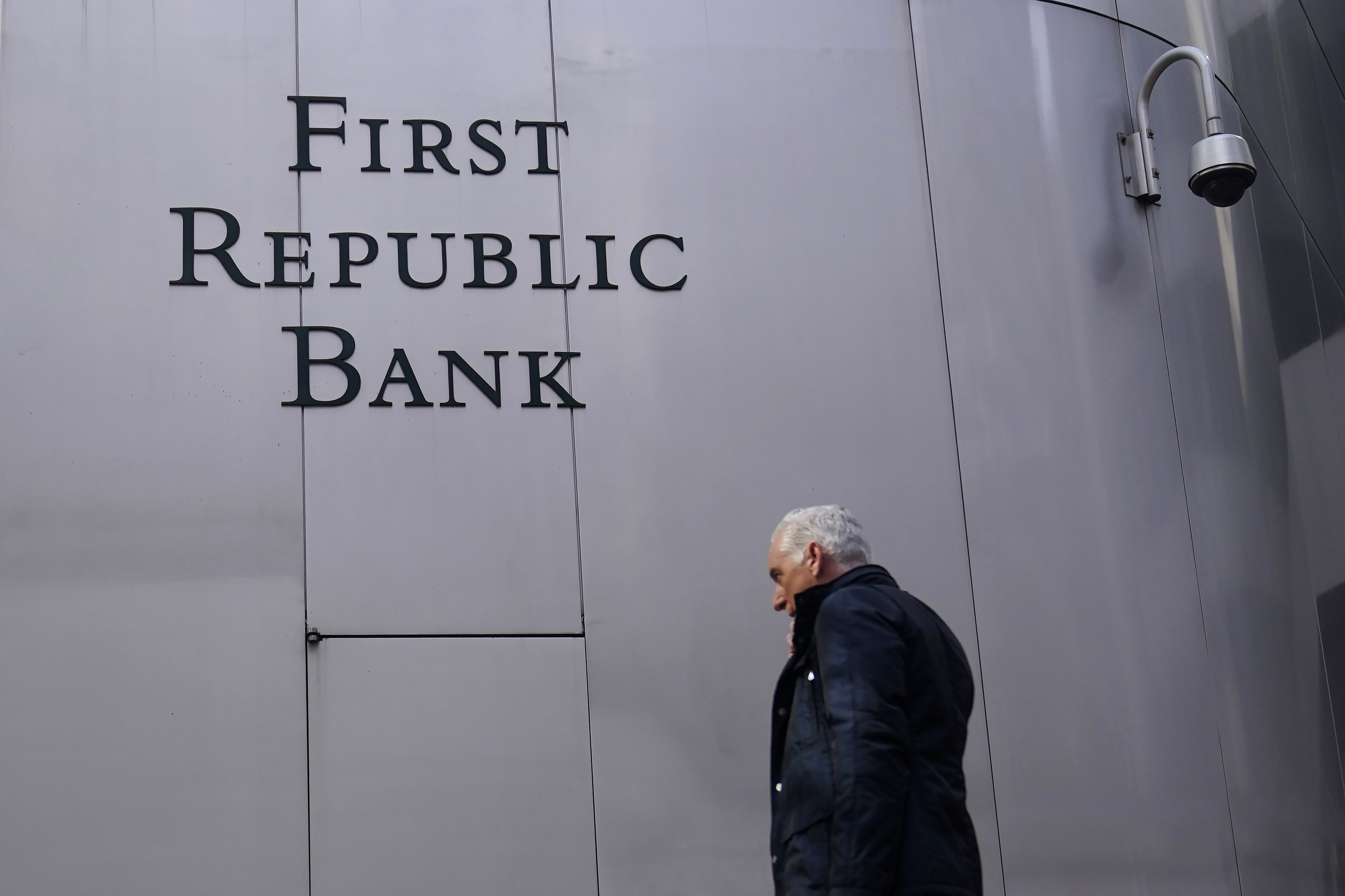 Un hombre pasea junto a la sede de First Republic Bank en San Francisco.